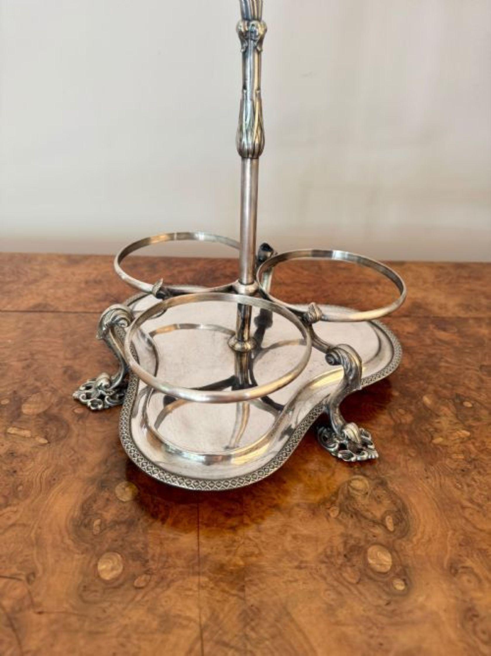 Wunderbare Qualität antike Edwardian Qualität geschliffenes Glas Dekanter & Stand im Angebot 1