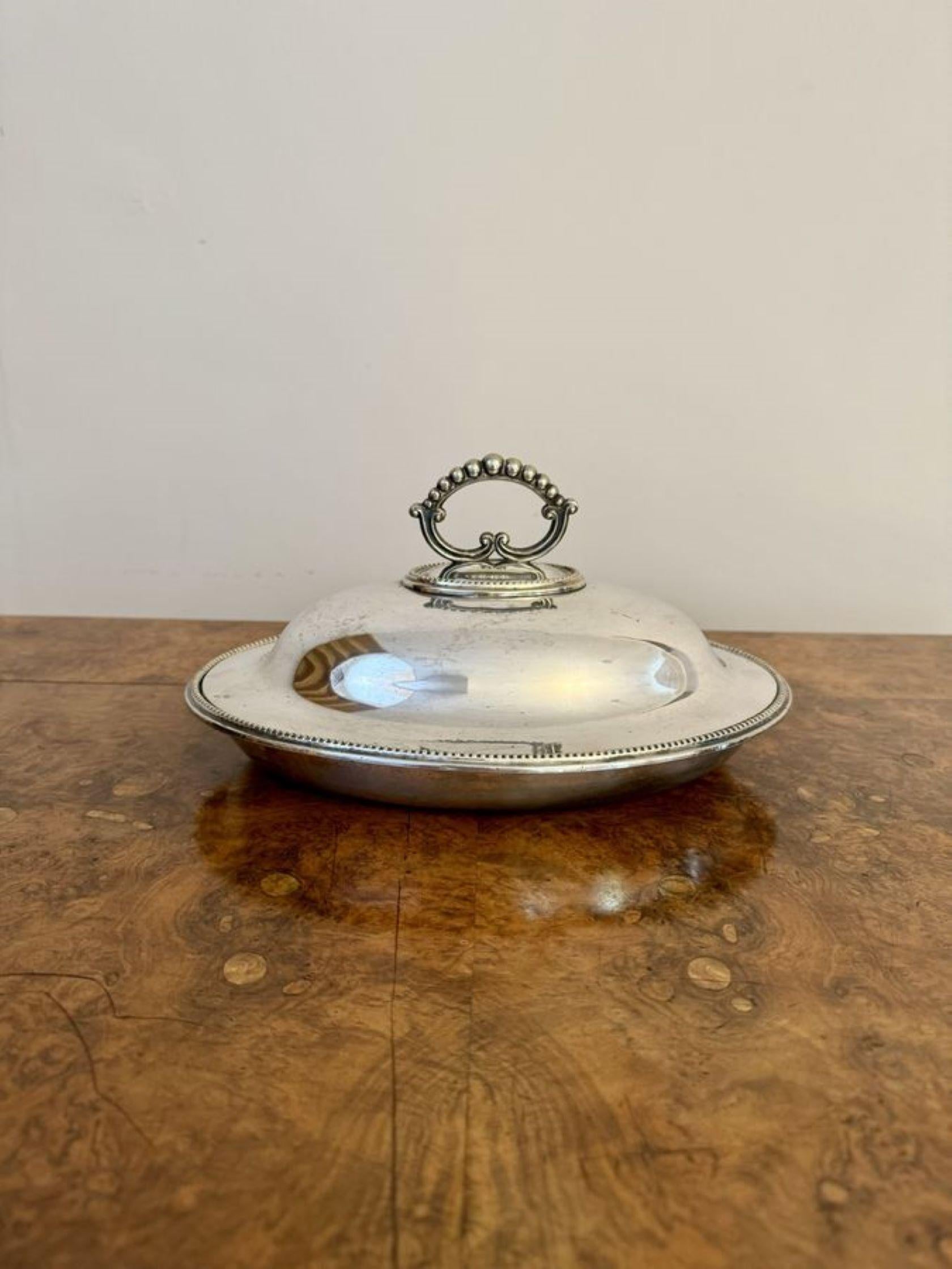 Wonderful quality antique Edwardian silver plated entree dish, having a quality silver plated entree dish with a removable lid and a ornate silver plated handle to the top.

D. 1900