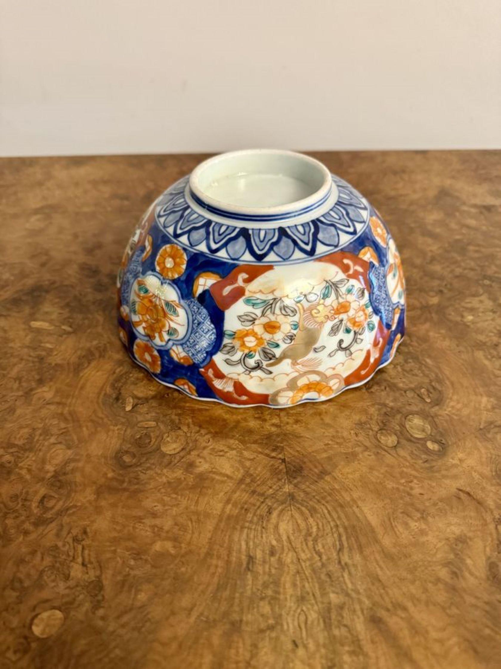 Maravilloso cuenco imari japonés antiguo de calidad con un borde ondulado, decorado con flores y volutas en impresionantes colores rojo, azul, blanco, verde y dorado.

D. 1900