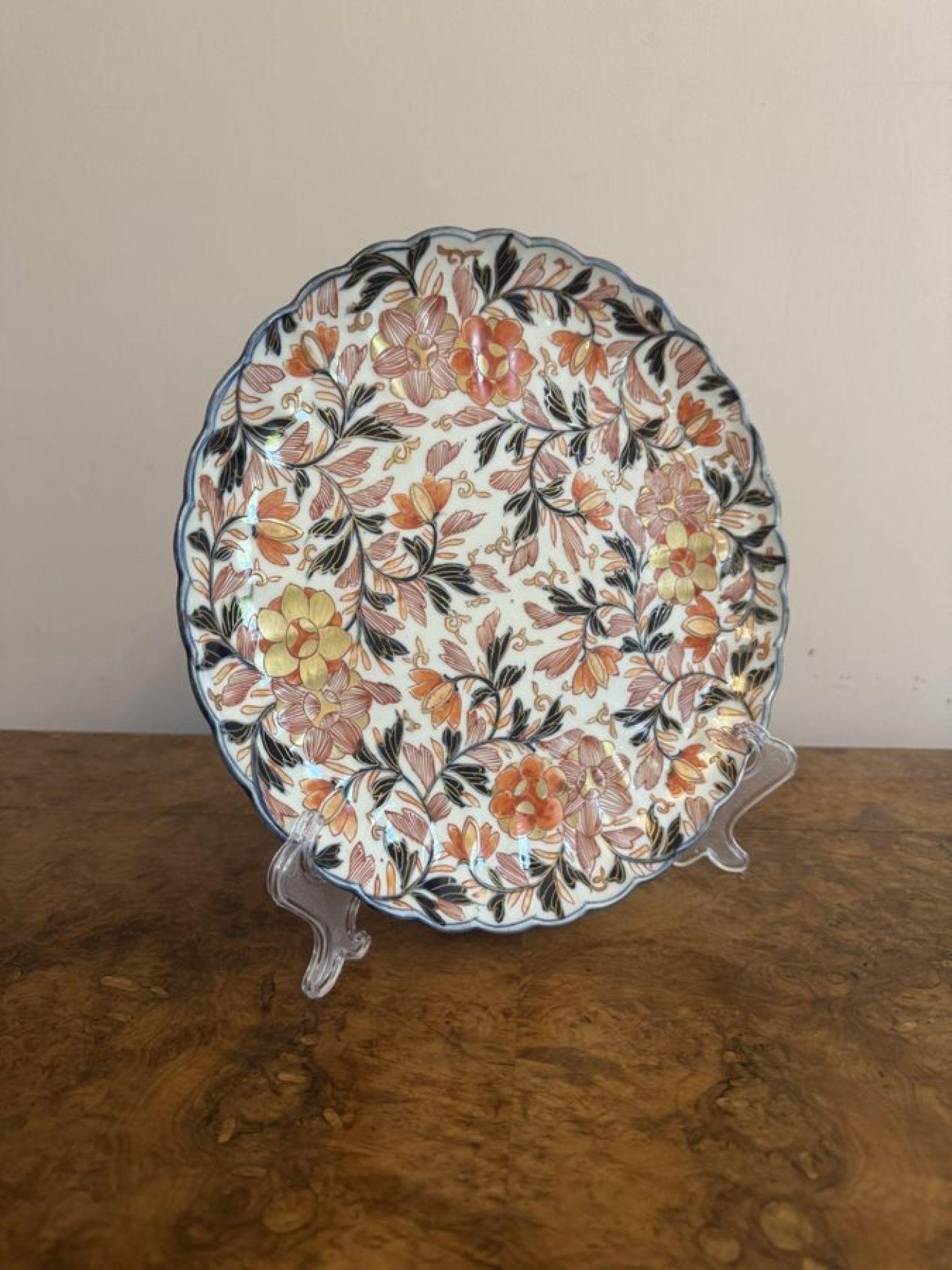 Merveilleuse assiette japonaise imari ancienne de qualité, au bord ondulé, très décorée de fleurs et de feuilles peintes à la main dans de superbes couleurs rouge, blanc, bleu et or.

D. 1900