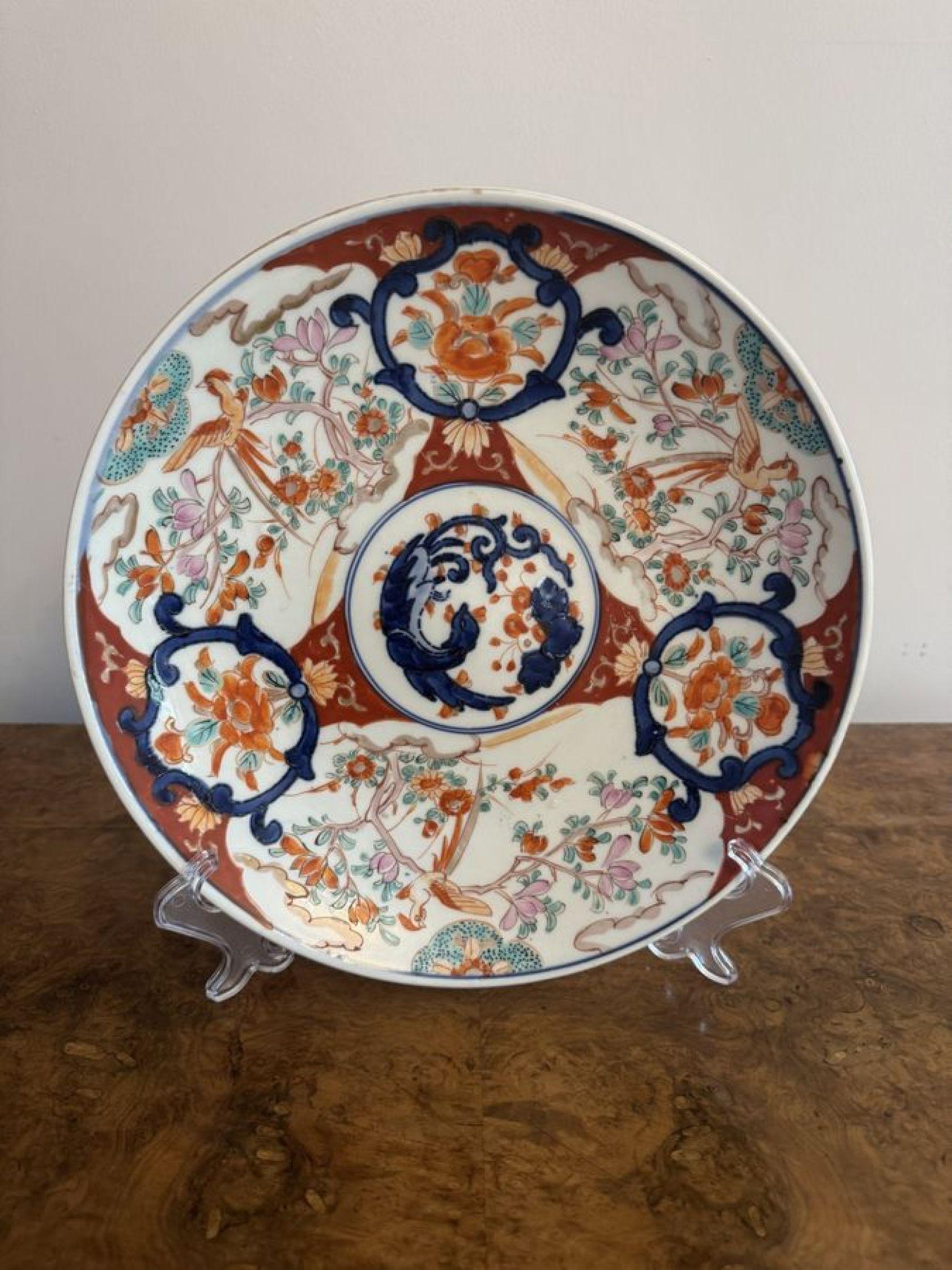 Wunderbare Qualität antiken japanischen Imari Teller mit einer Qualität antiken japanischen Imari Teller mit Blumen, Blättern, Bäumen und Vögeln in atemberaubenden Hand gemalt verziert  rote, grüne, blaue und weiße Farben.

D. 1900