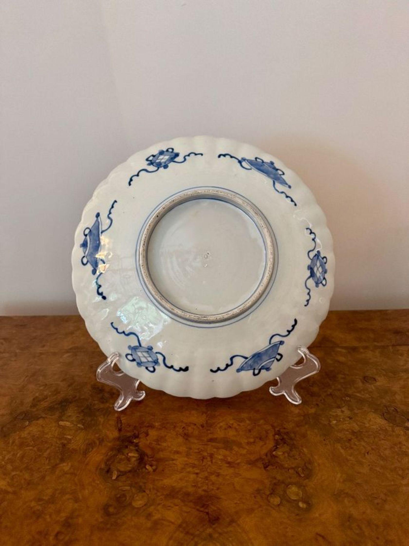 Merveilleuse assiette japonaise imari ancienne de qualité, ayant une assiette japonaise imari ancienne de qualité avec un bord festonné, décorée de panneaux avec des oiseaux et des fleurs peints à la main dans de superbes couleurs bleues, rouges,