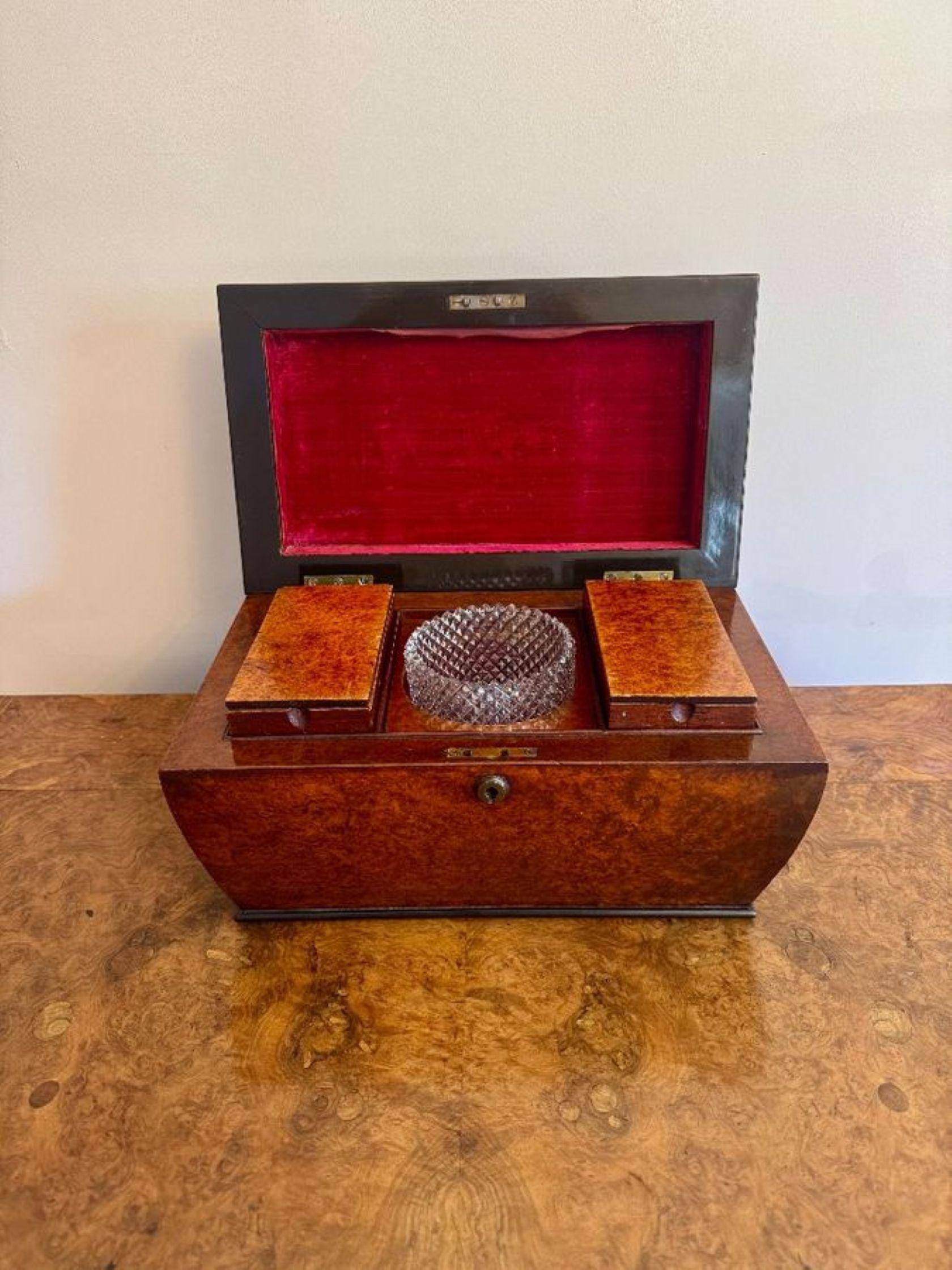 Caja de té antigua de nogal con rebabas de la Regencia, de gran calidad en venta 2