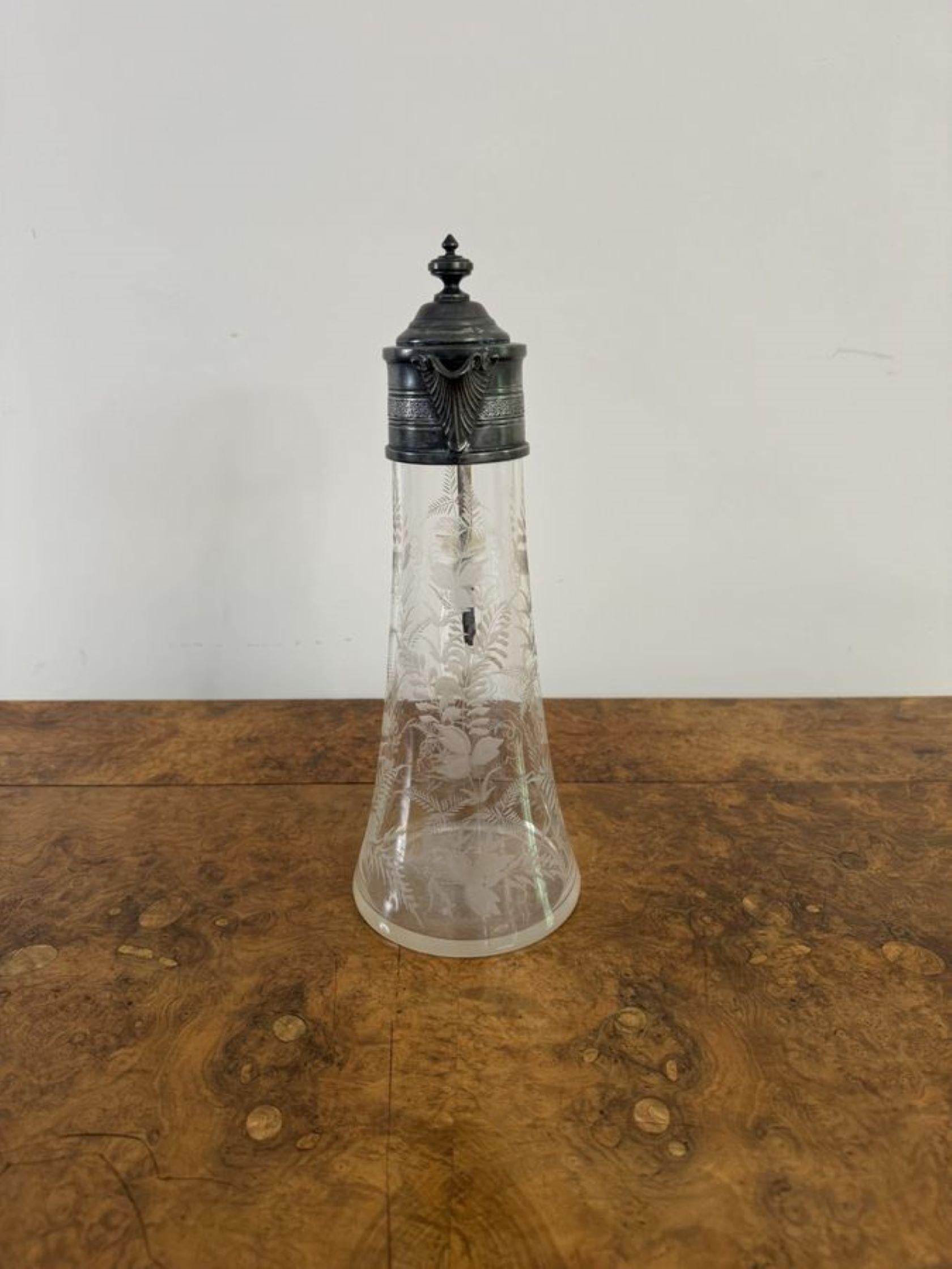 Meravigliosa brocca di claret vittoriana di qualità con coperchio sollevabile, beccuccio sagomato e manico sagomato sul retro, fantastici dettagli in vetro inciso decorati con foglie che coprono il corpo dalla splendida forma scanalata. 

D. 1880