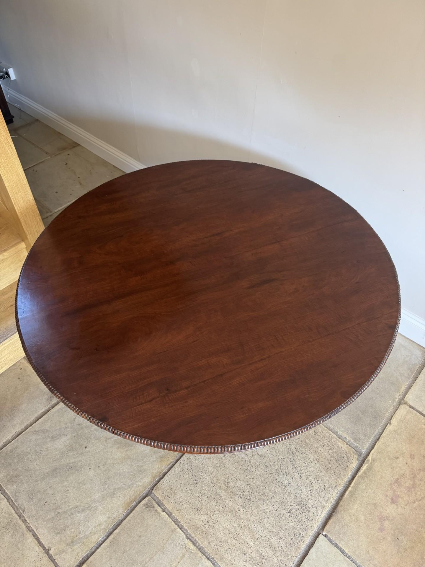Maravillosa mesa de comedor de caoba victoriana antigua de calidad, con tablero de caoba de forma circular con borde moldeado en forma de rollo, sostenido por una columna de balaustre elevada sobre tres patas de garra.

D. 1870  