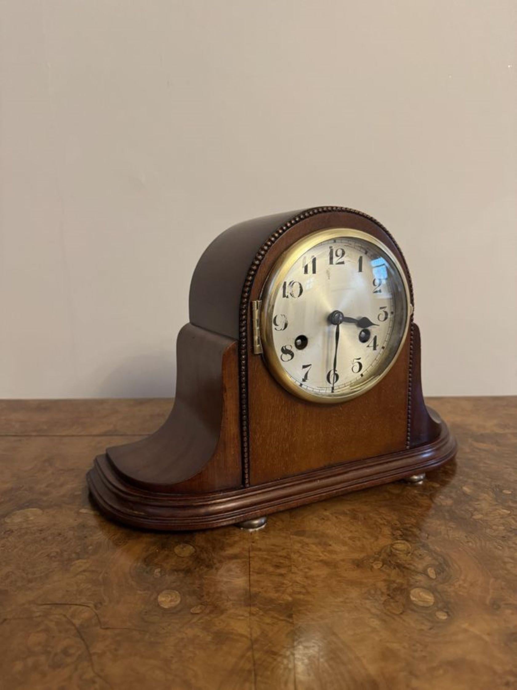 Maravilloso reloj de sobremesa antiguo de caoba victoriana de calidad, con caja de caoba del siglo XIX, esfera central con agujas y llave originales, movimiento de ocho días, elevado sobre cuatro patas de latón.

Todos los relojes son revisados