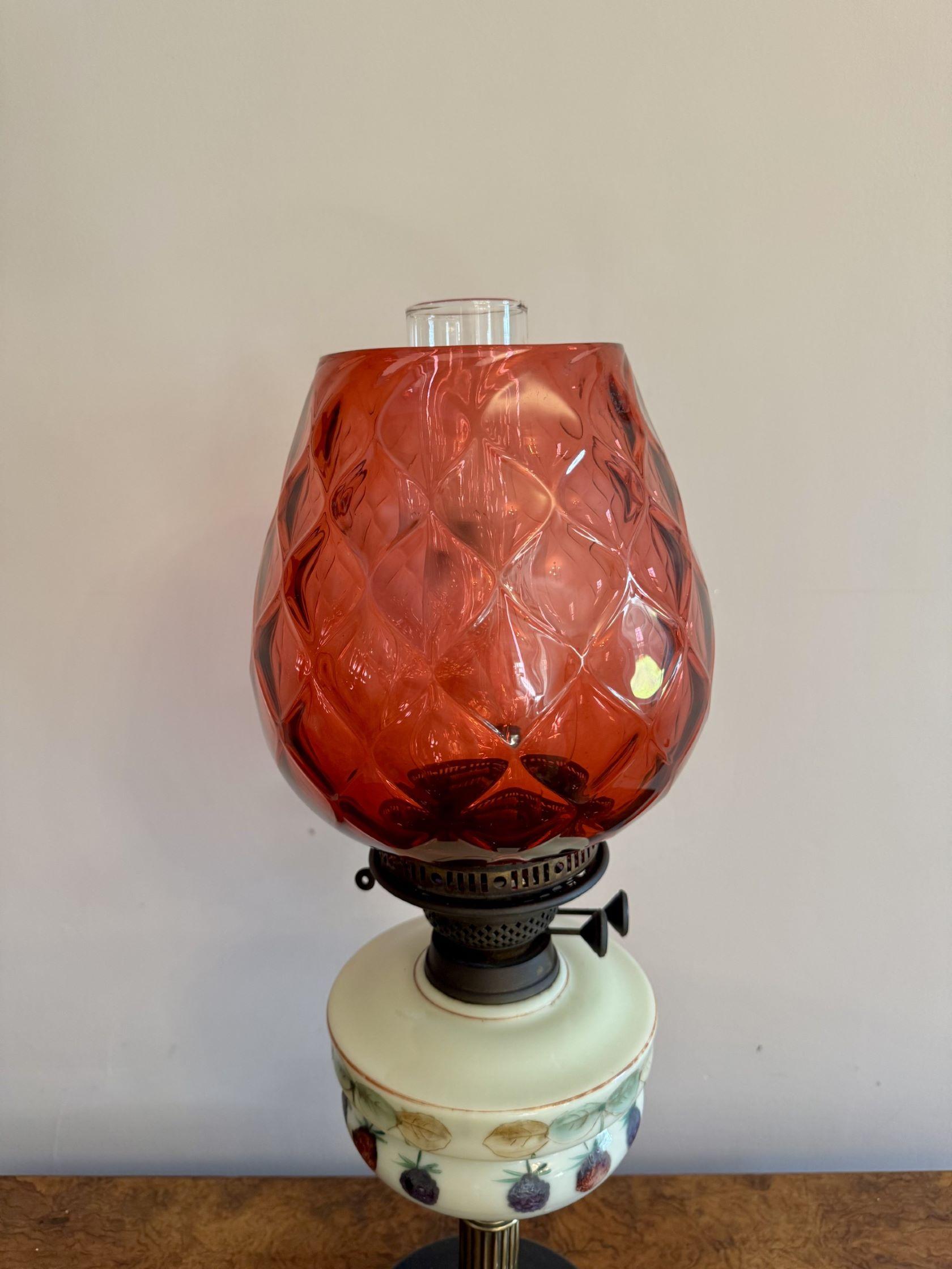 Maravillosa lámpara de aceite victoriana antigua de calidad, con una pantalla de cristal de arándano con una chimenea de cristal sobre un depósito de cristal pintado a mano con frutas, con un quemador doble, una columna de latón elevada sobre una