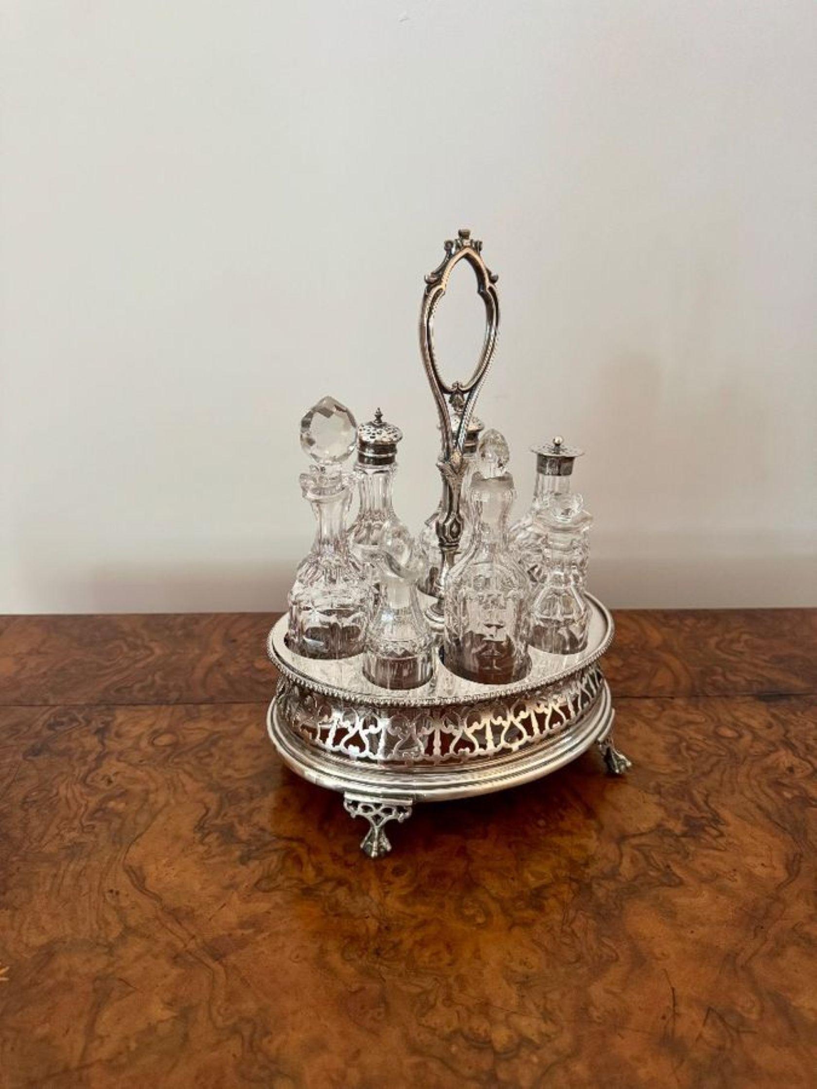 Wunderbare Qualität antiken viktorianischen Silbers Sterling sieben Flasche cruet Set von Elkington & Co, mit einem hochwertigen antiken viktorianischen Silber Sterling kreisförmigen Stand mit einem durchbrochenen Rand und sieben Abschnitte für