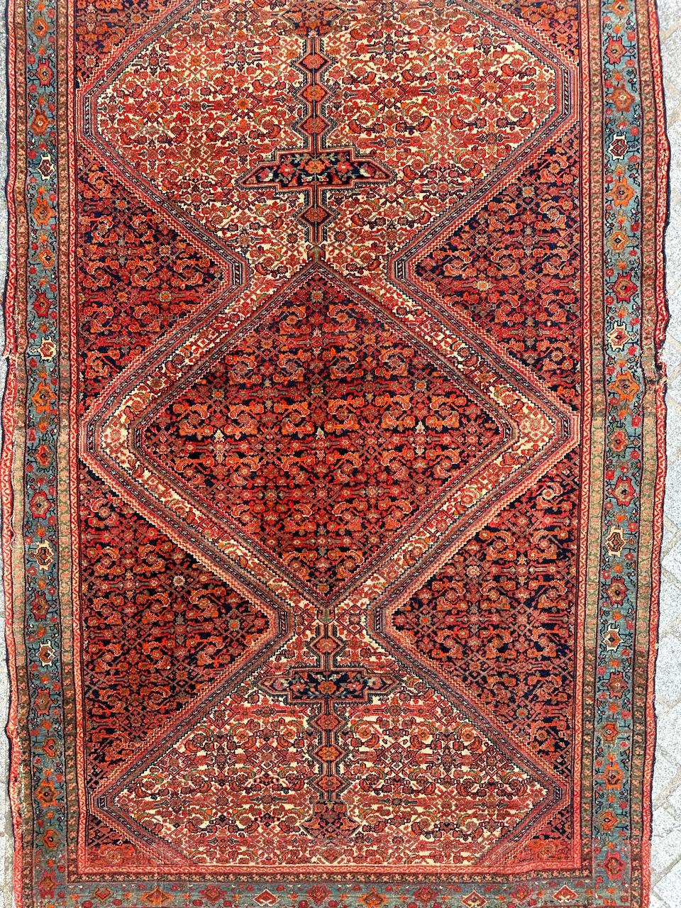 Maravillosa alfombra Malayer Farahan del siglo XIX con un diseño geométrico y herati muy bello y muy fino, y bonitos colores naturales con rojo, naranja, verde, marrón, azul cielo y azul marino, anudada a mano entera y muy finamente con lana sobre