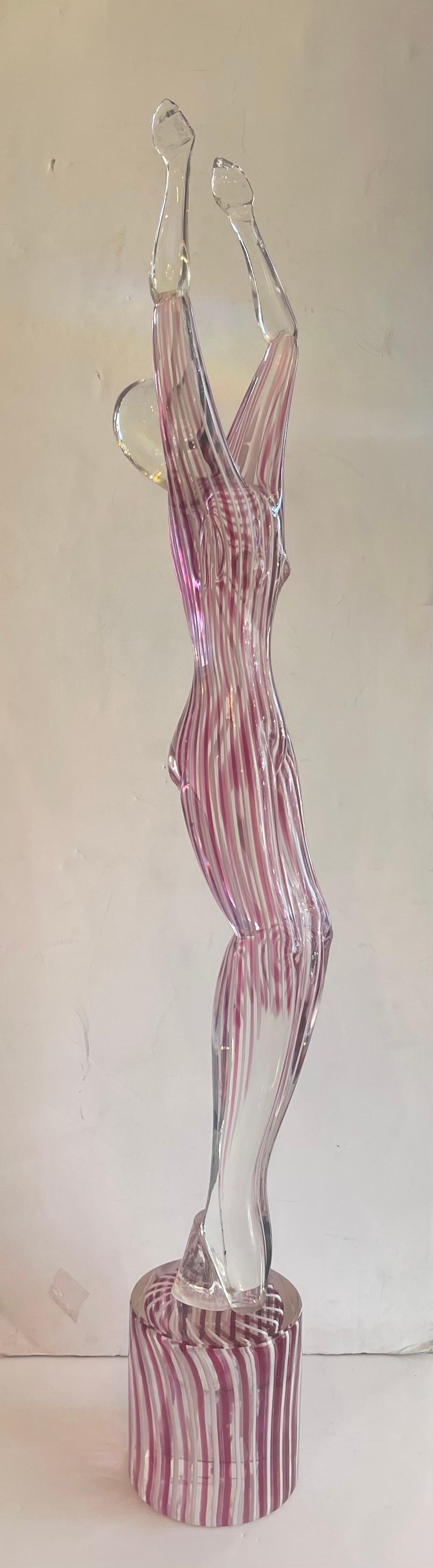 Merveilleuse et rare grande figurine en verre soufflé signée Renato Anatra, avec tourbillon rouge et transparent, représentant une femme dansant à Murano. 