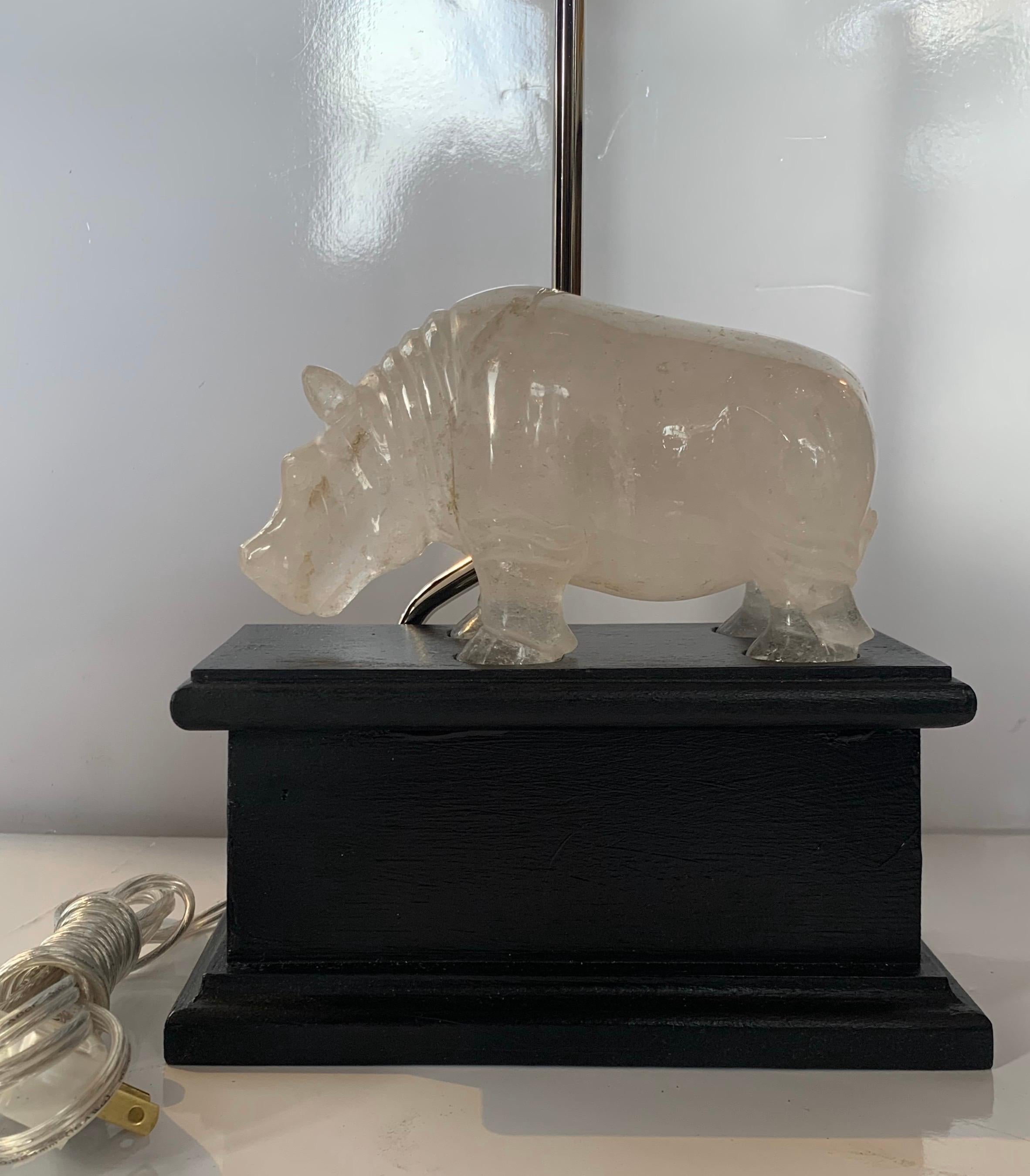 italien Magnifique et rare lampe de table en cristal de roche représentant un hippopotame Manière Baguès, paire en vente