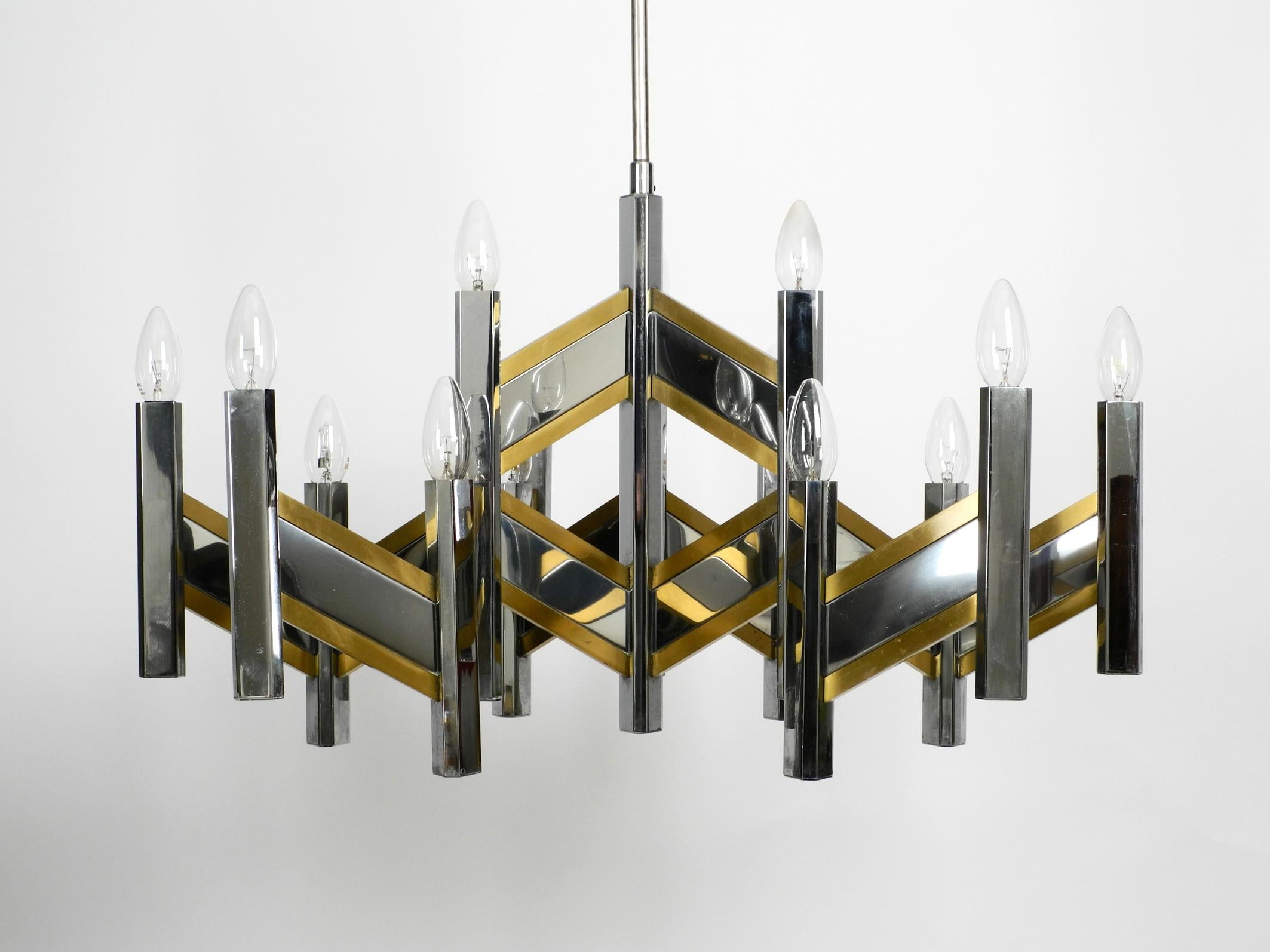 Beautiful large 1970s 15 arm chandelier by Gaetano Sciolari.
Polished to high glossy, made by chrome and brass. Great exceptional Italian design.
High quality Sciolari design with many details.
Very good vintage condition with no damages. No