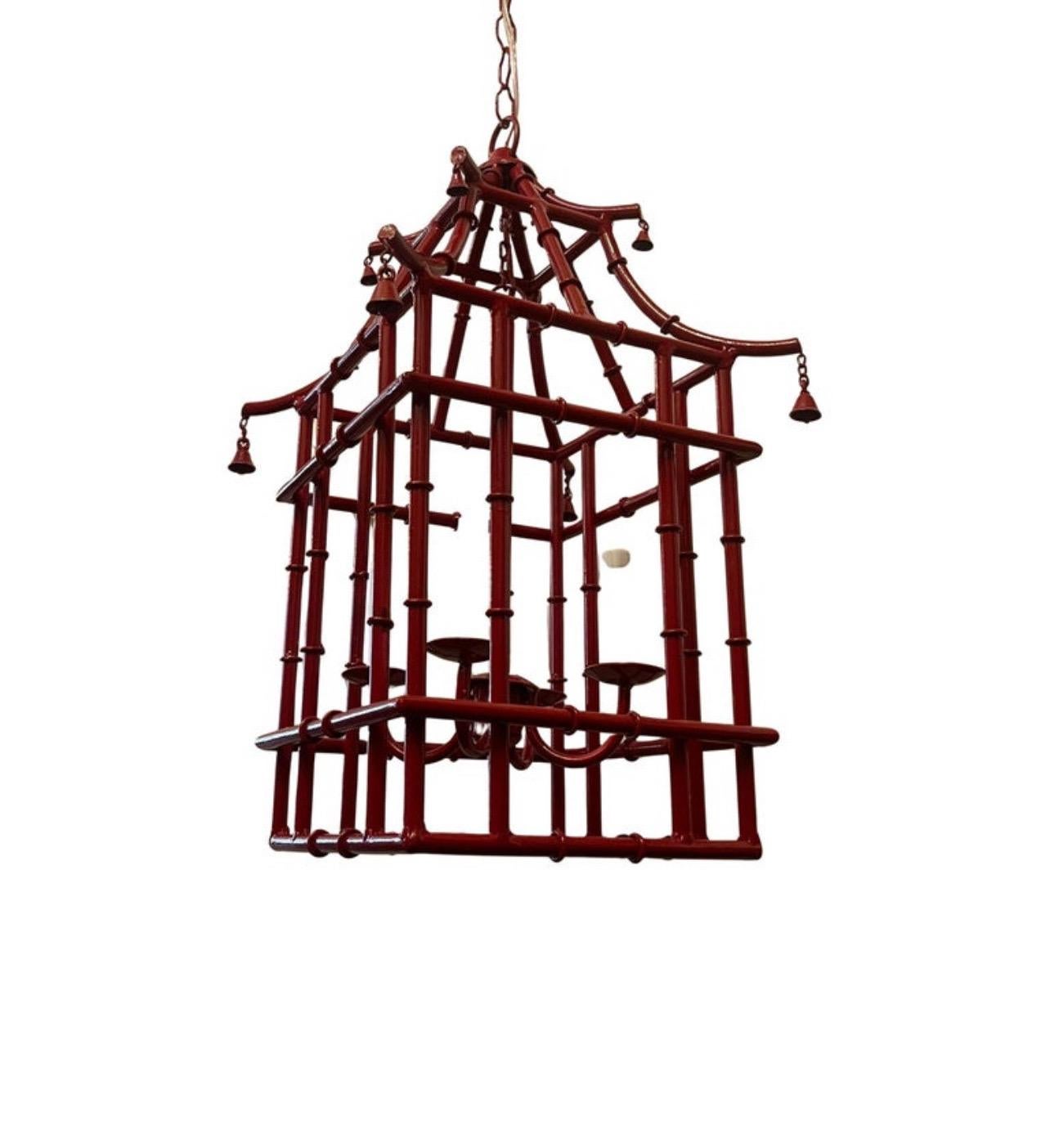 Magnifique lanterne pagode laquée rouge en forme de bambou, de style chinois, avec une grappe centrale de 4 candélabres, prête à être installée avec chaîne et baldaquin.


