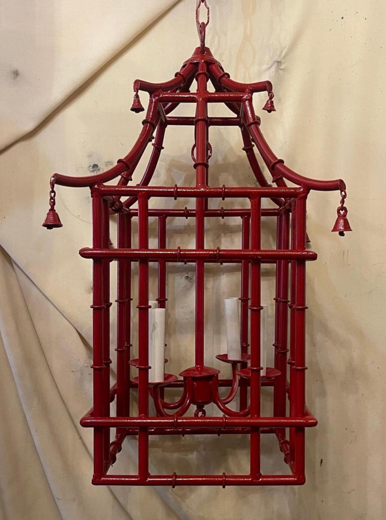 Chinoiseries Merveilleux rouge laqué  Pagode Bambou Chinoiserie Lanterne Lustre en vente