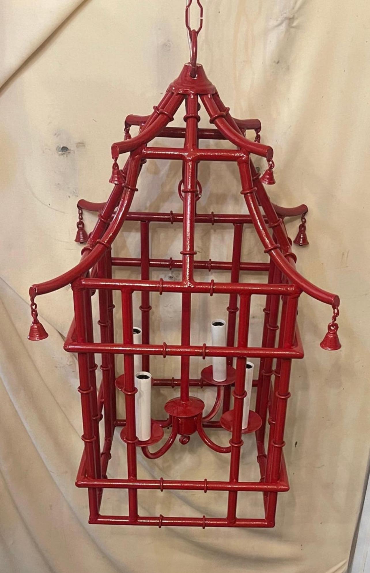 italien Merveilleux rouge laqué  Pagode Bambou Chinoiserie Lanterne Lustre en vente