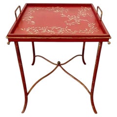 Meraviglioso tavolino da comodino in stile chinoiserie con decorazioni in tole, verniciato di rosso e dorato a foglia d'oro