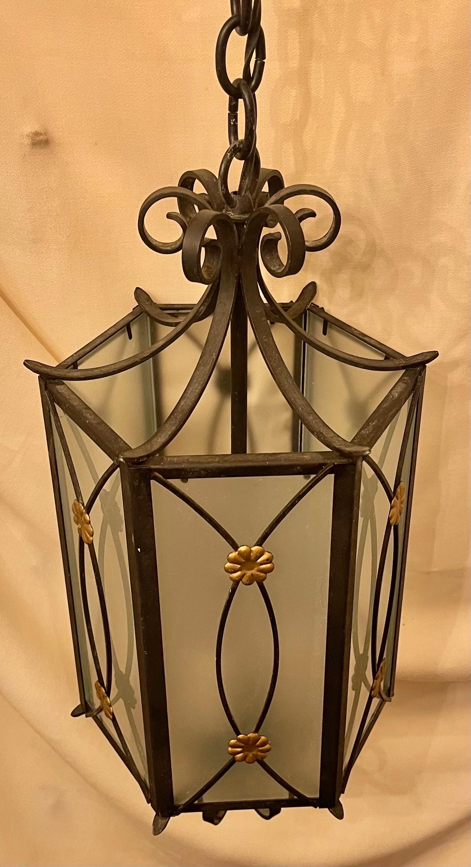 Maravilloso Farol de Hierro Dorado con Cristal Esmerilado Hexagonal de la Regencia en Bueno estado para la venta en Roslyn, NY