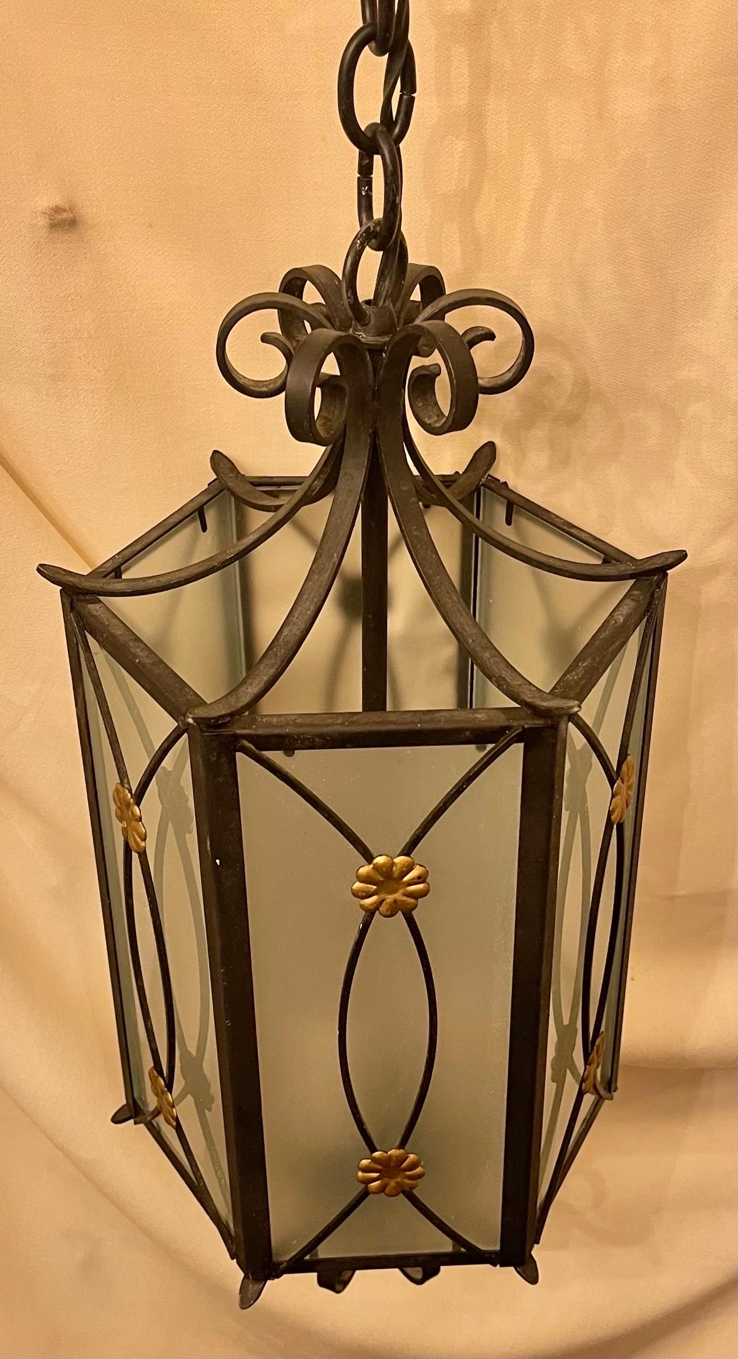 Wonderful Regency Iron Gold Gilt Frosted Glass Hexagon Finial Lantern Fixture In Good Condition For Sale In Roslyn, NY