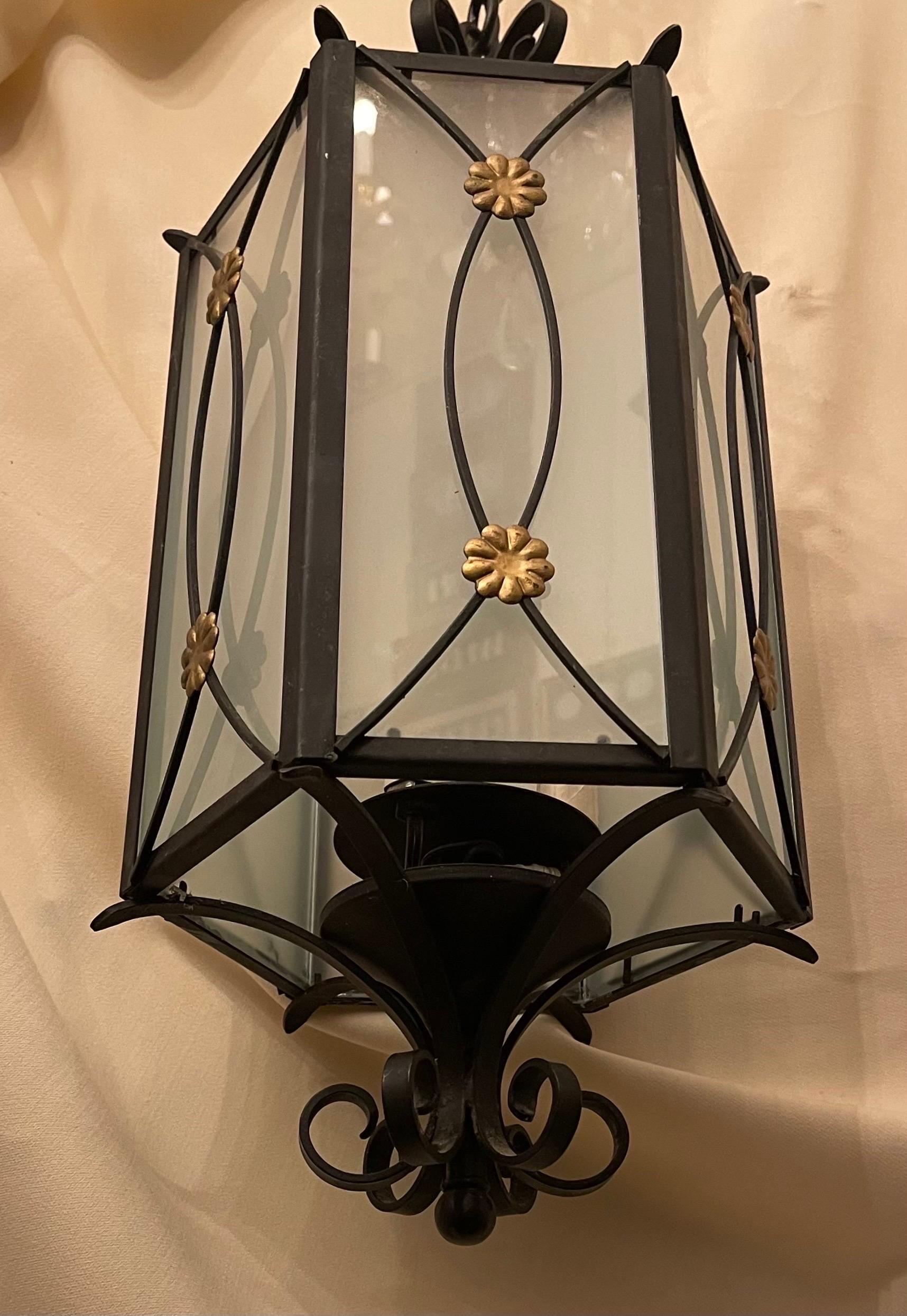 Maravilloso Farol de Hierro Dorado con Cristal Esmerilado Hexagonal de la Regencia siglo XX en venta