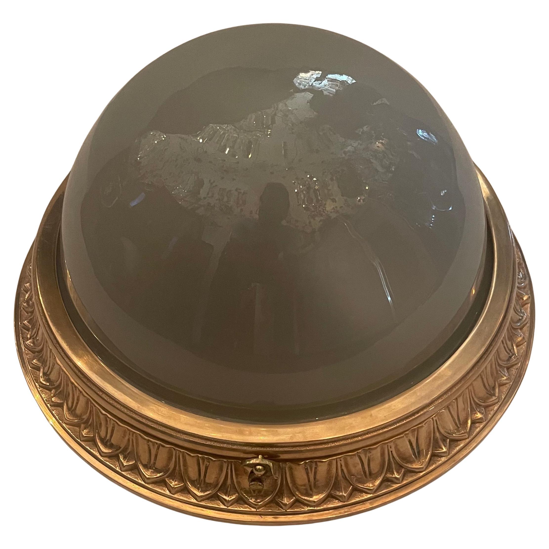 Una splendida lampada da soffitto Regency / Neoclassica in bronzo con cupola di vetro smerigliato che è stata ricablata con due nuove prese a candelabro, pronta per essere installata con tutta la ferramenta di montaggio. 