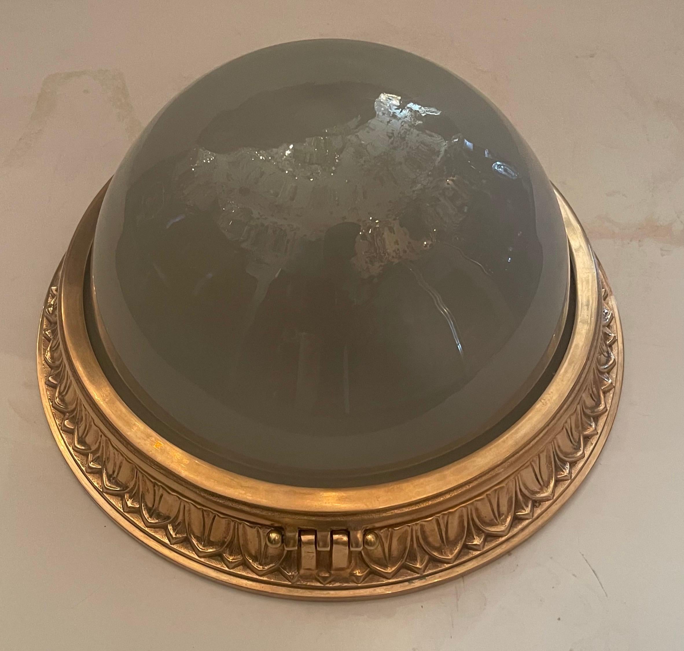 Satinato Meravigliosa lampada da soffitto Regency Neoclassica in bronzo con vetro smerigliato in vendita