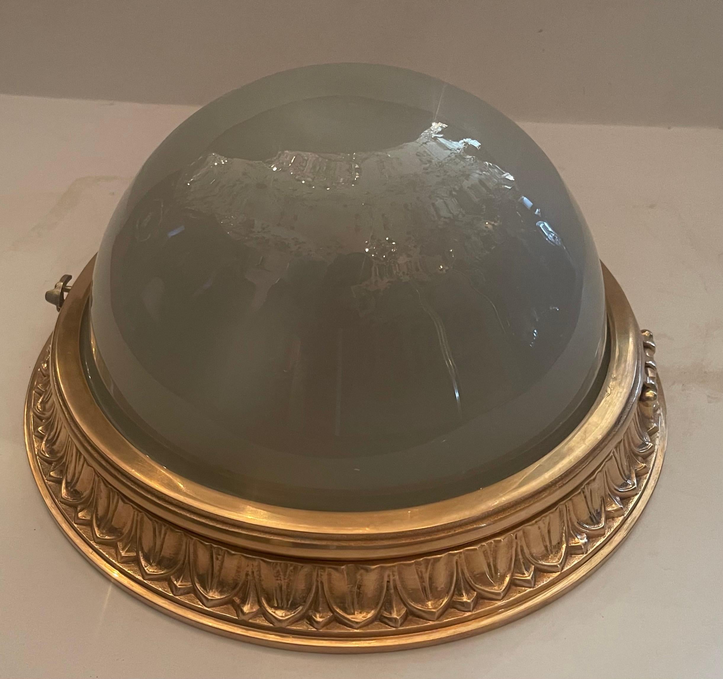 Meravigliosa lampada da soffitto Regency Neoclassica in bronzo con vetro smerigliato In condizioni buone in vendita a Roslyn, NY