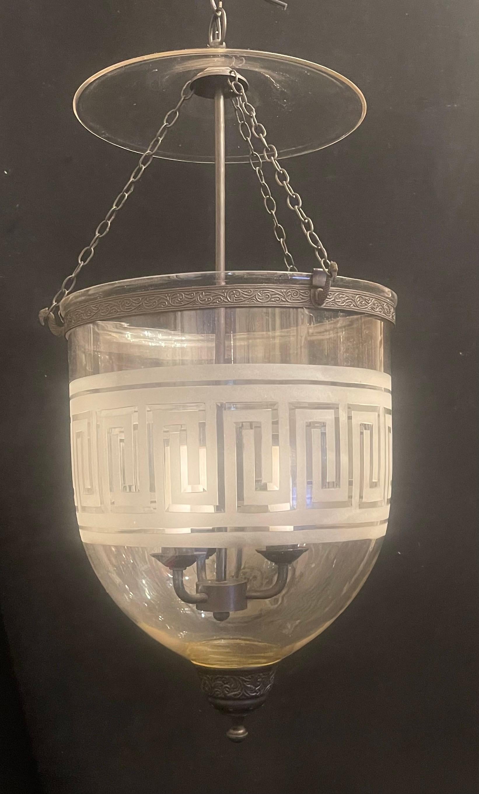 Merveilleuse lanterne en laiton noir patiné à trois chandeliers en verre cloche gravé de style Régence / néoclassique, avec motif de clé grecque, à la manière de Vaughan Designs.
