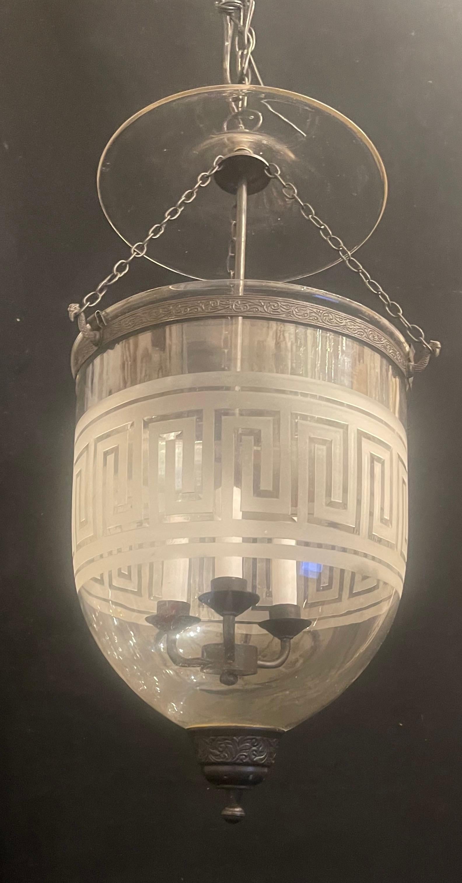 Néoclassique Merveilleuse lanterne Regency à trois lumières Vaughan en verre et laiton avec clé grecque en vente