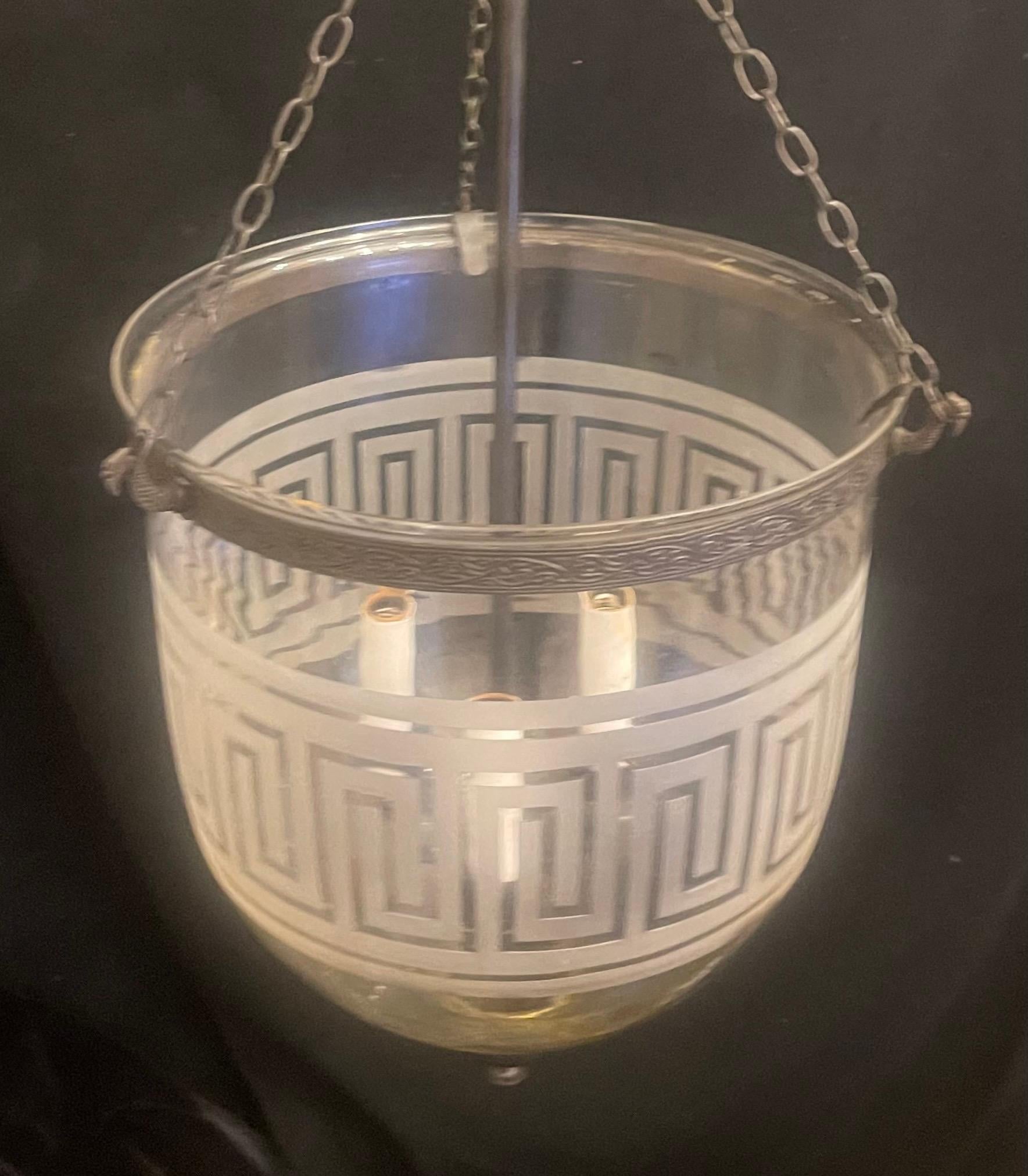 Buriné Merveilleuse lanterne Regency à trois lumières Vaughan en verre et laiton avec clé grecque en vente