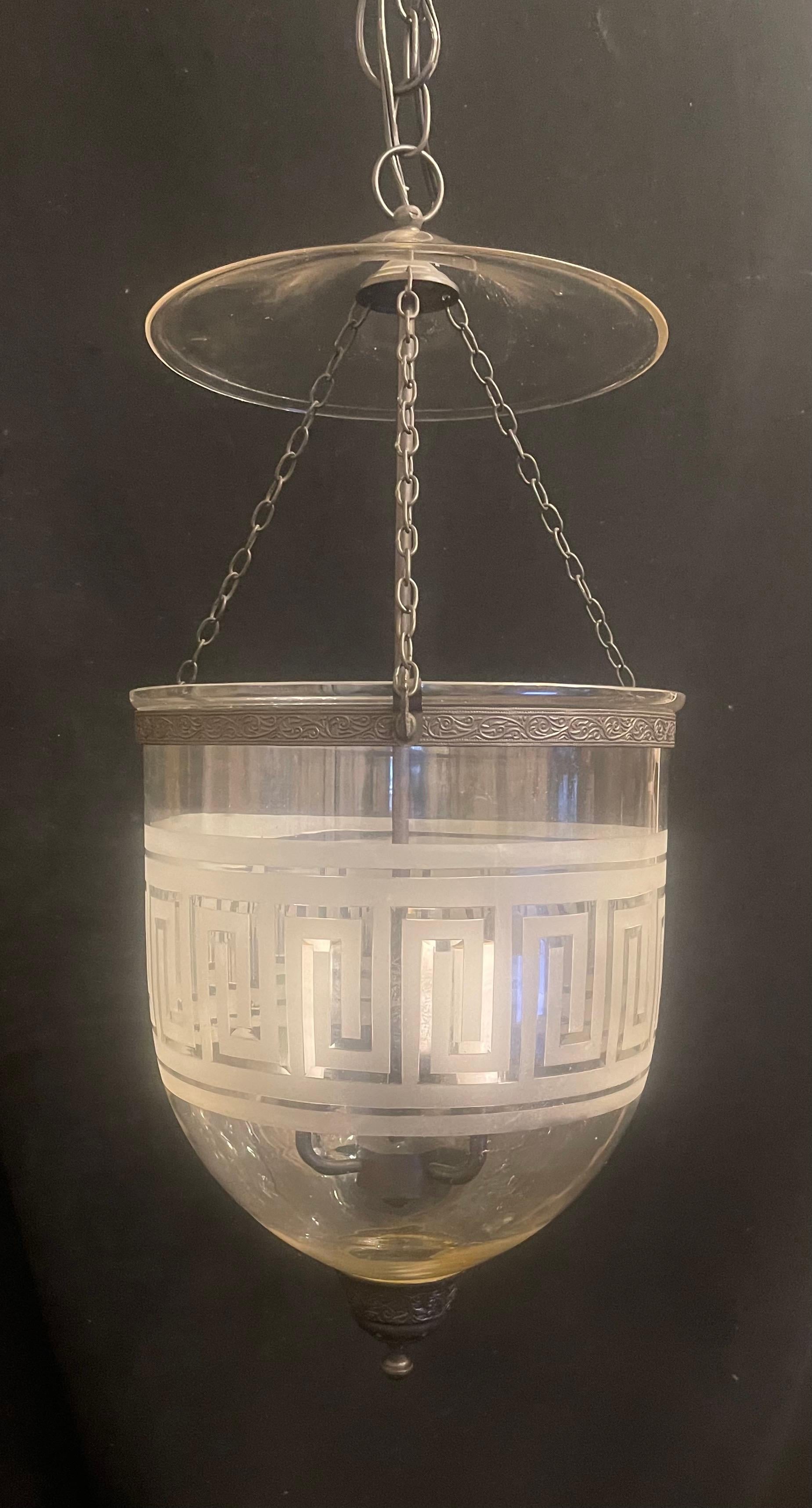 Merveilleuse lanterne Regency à trois lumières Vaughan en verre et laiton avec clé grecque Bon état - En vente à Roslyn, NY