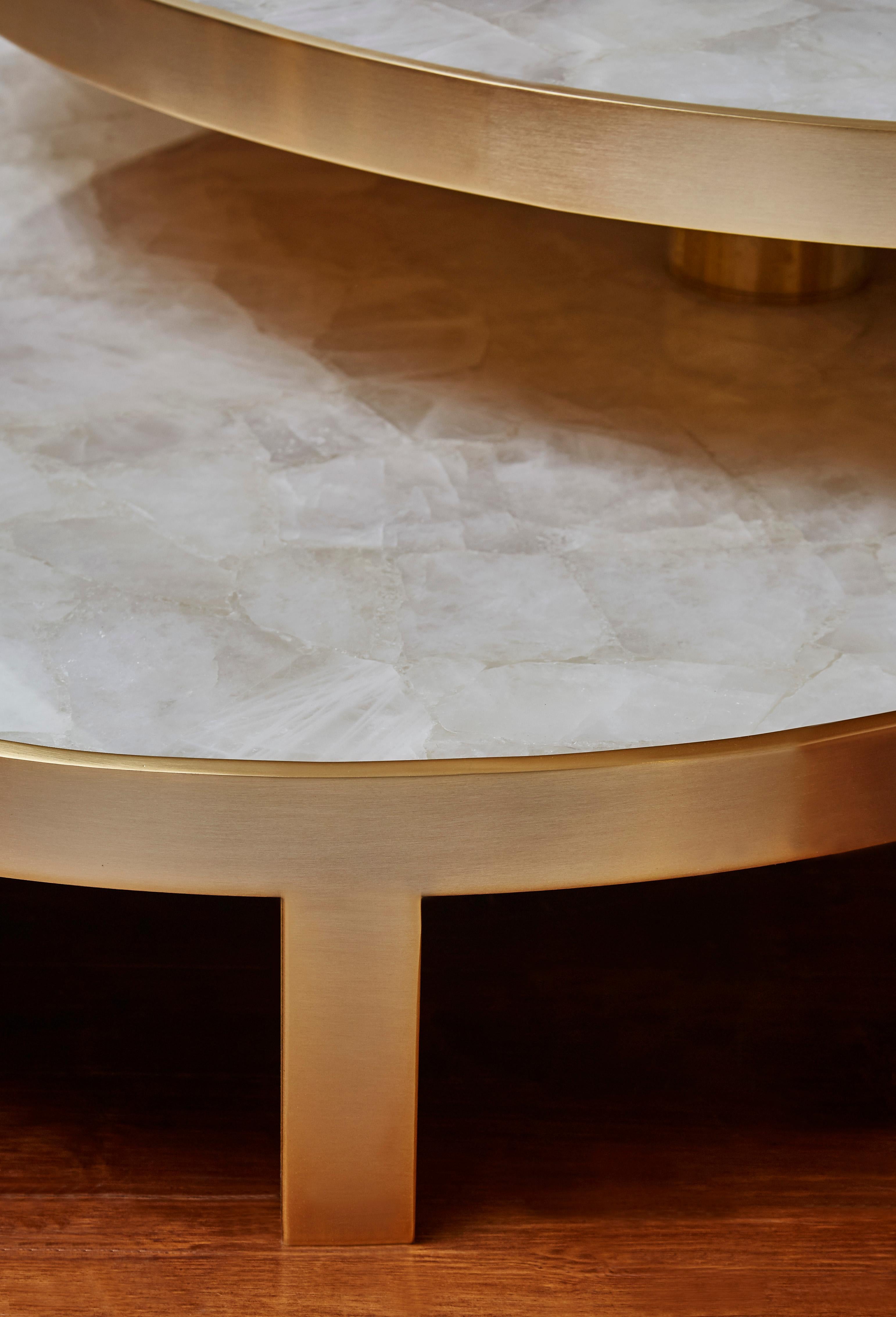 Français Merveilleuse table basse en cristal de roche de Studio Glustin en vente