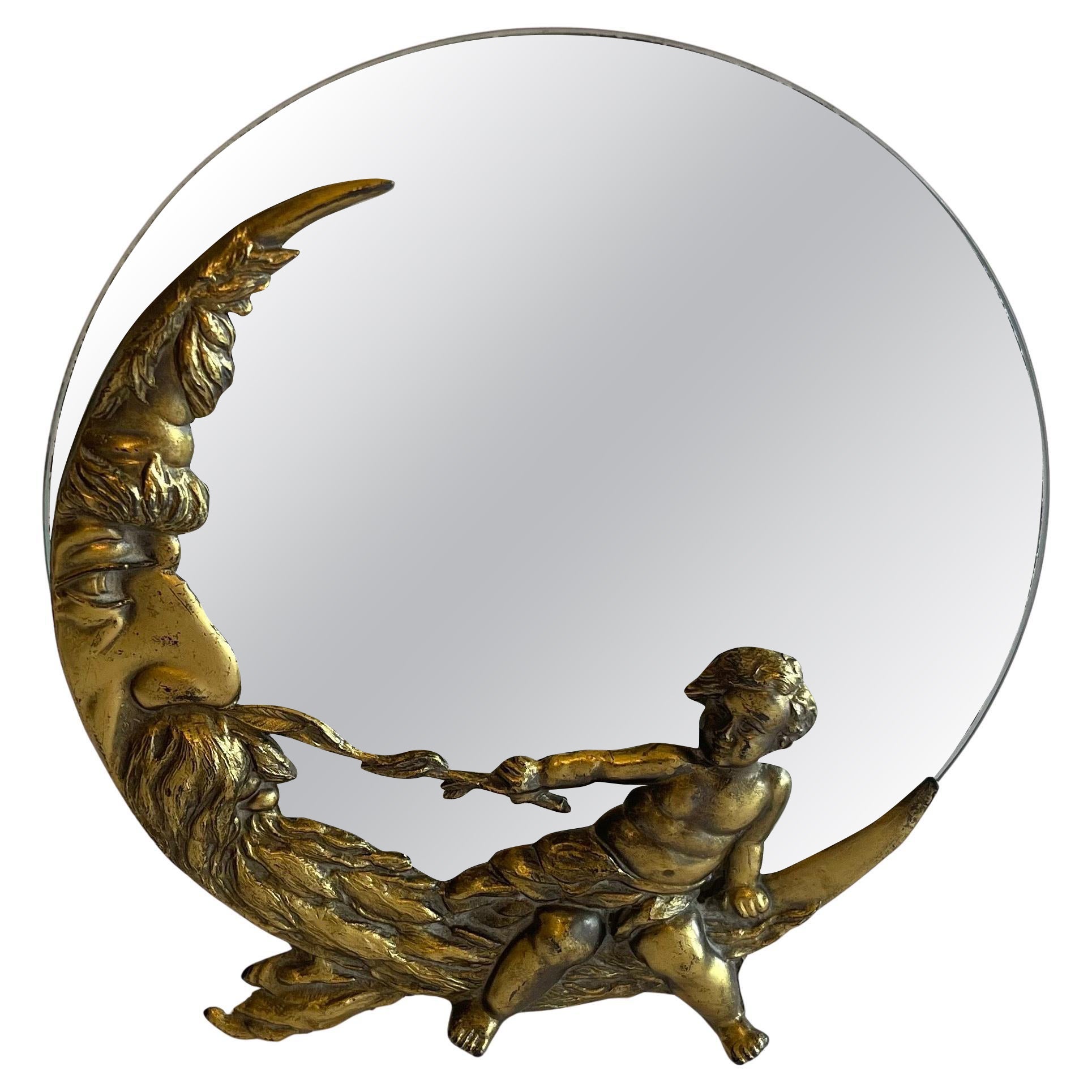 Meraviglioso Roger's Silver Plate Co. Specchio di vanità Cherubino d'oro Uomo nella Luna in vendita