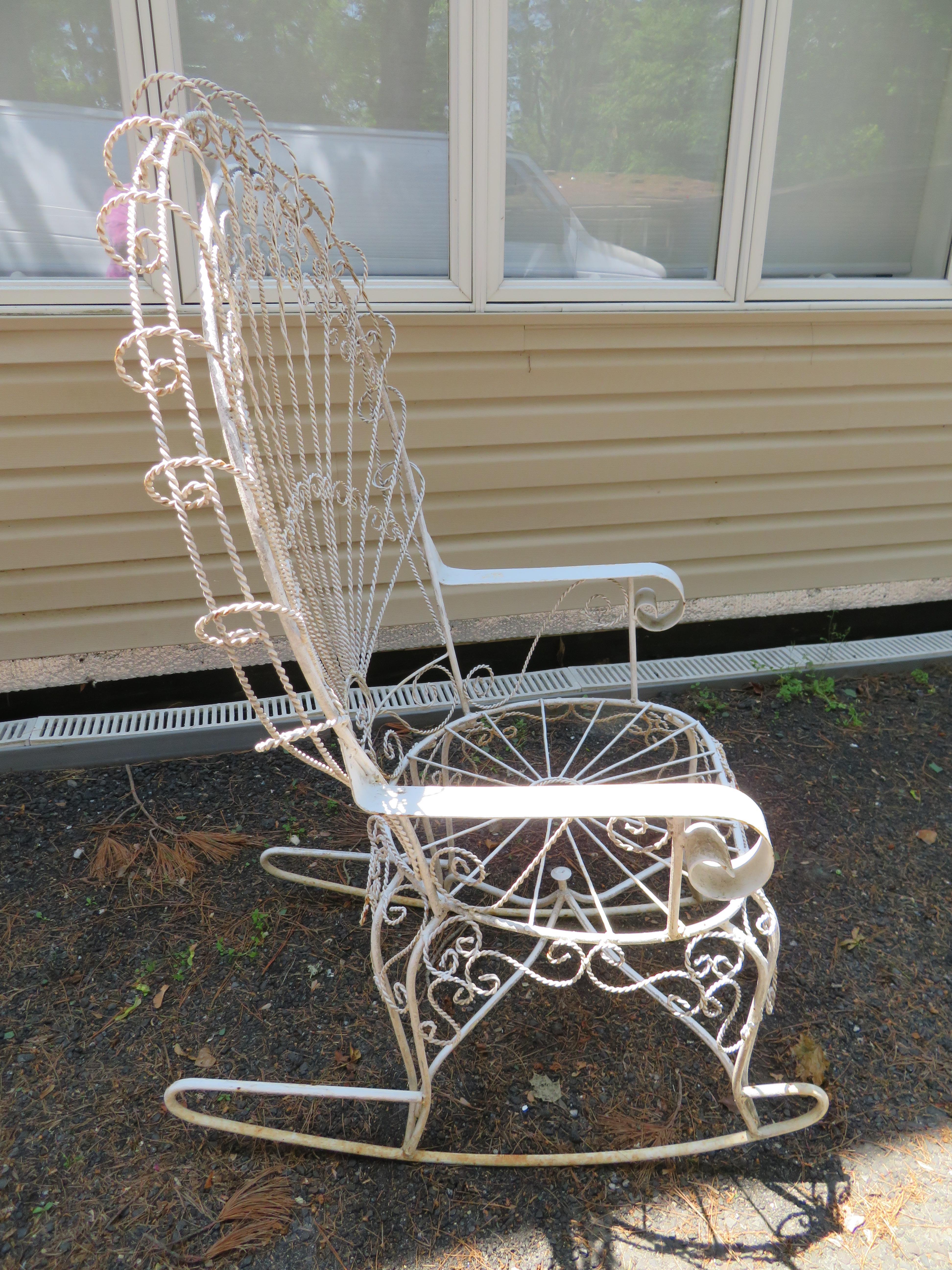 Américain Merveilleuse chaise à bascule Salterini en fer forgé blanc avec dossier en forme de paon  en vente