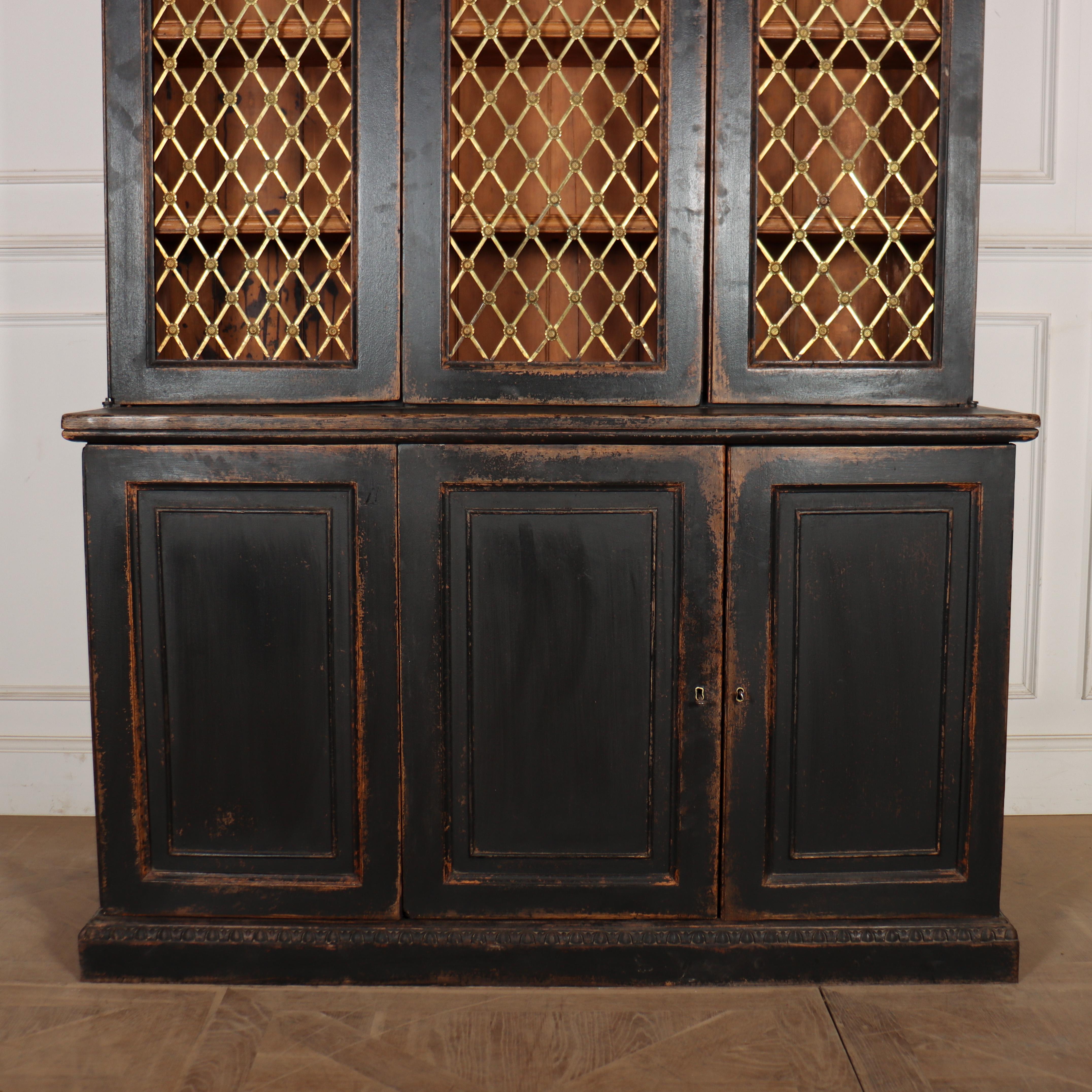 Magnifique bibliothèque / armoire TV écossaise peinte du début du 19ème siècle, avec des portes pliantes plates et des grilles en laiton dans la partie supérieure, et des portes pliantes à panneaux dans la partie inférieure. Pour un meuble TV, on