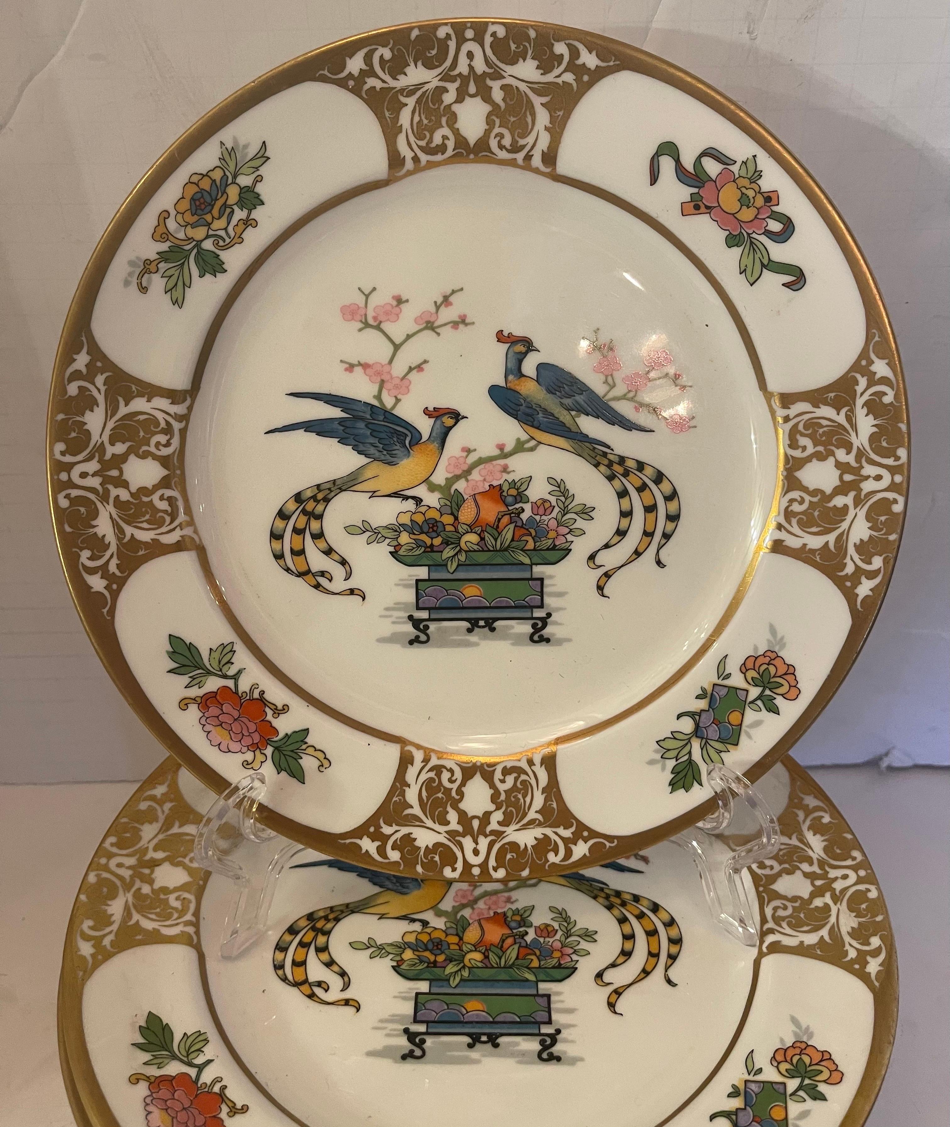Merveilleux service de 12 assiettes à déjeuner et à dessert en porcelaine peinte à la main de style chinois.