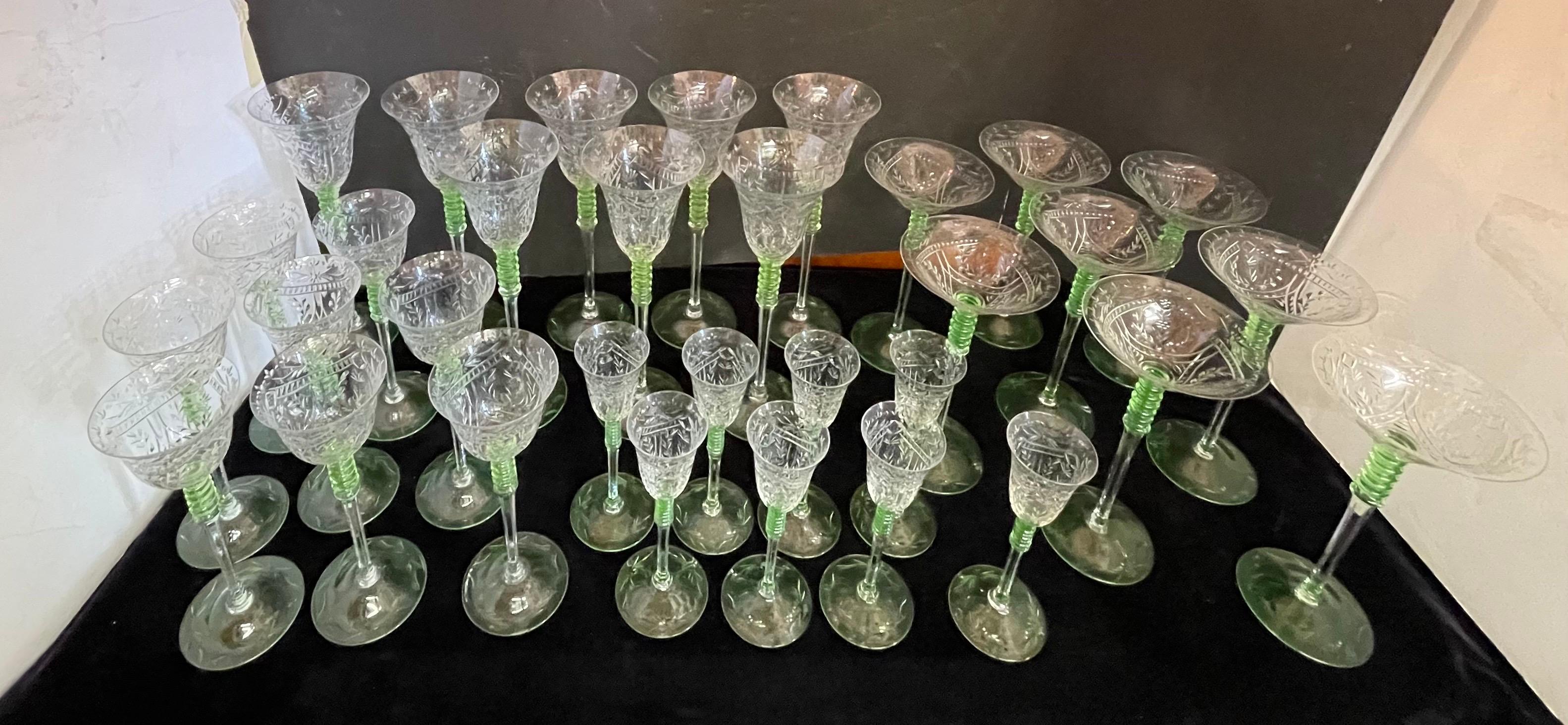 Eine wunderbare Service von 32 böhmischen grün getönten geätzten geschliffenen Kristall Bar Gläser Stemware 
Bestehend aus 8 Stücken pro Platzset in 4 verschiedenen Größen...
Derzeit auf Southey's für mehr als das Doppelte des Preises.