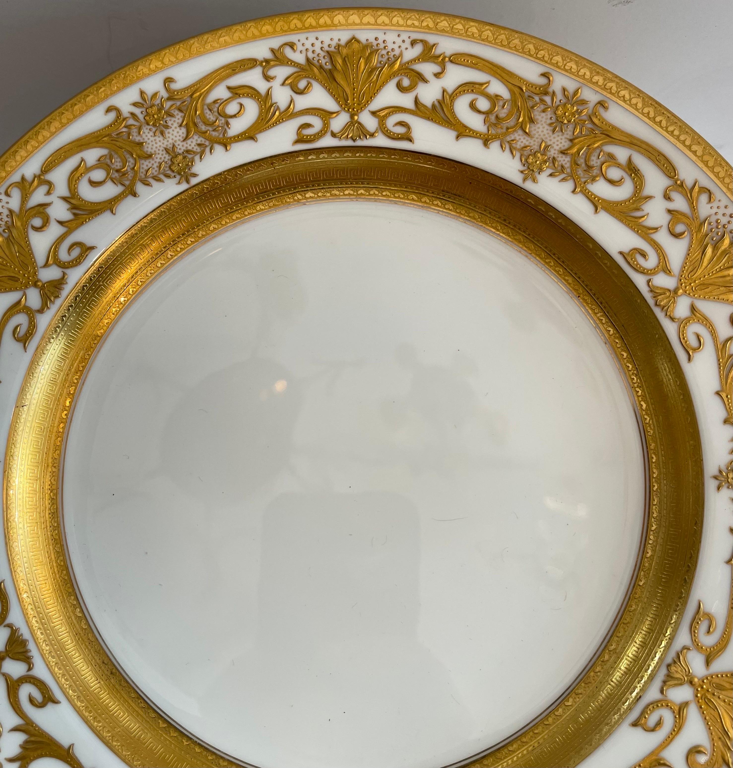 Wonderful Service Set 12 Minton Dinner Plates Raised Gold Gilded Regency Urn In Excellent Condition In Roslyn, NY