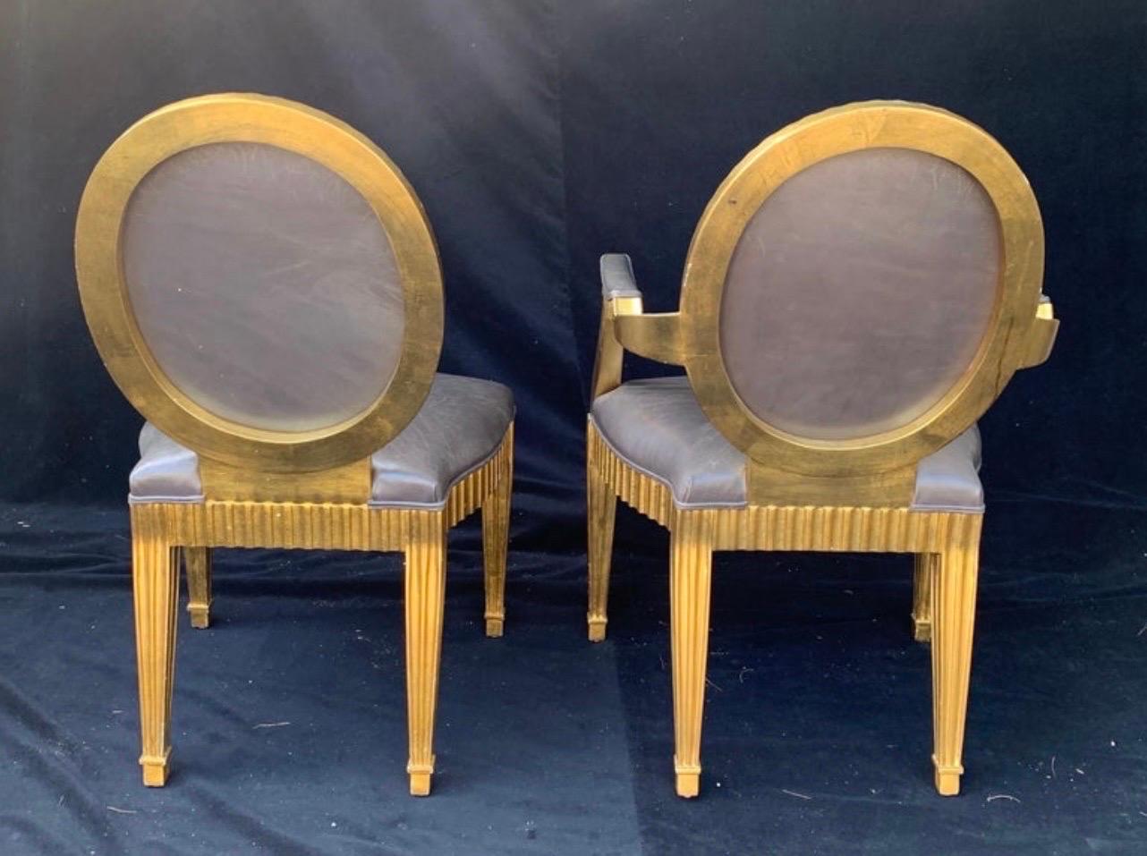 Cuir Magnifique ensemble de 10 chaises Grand Soleil John Hutton Donghia en cuir gris et or doré
