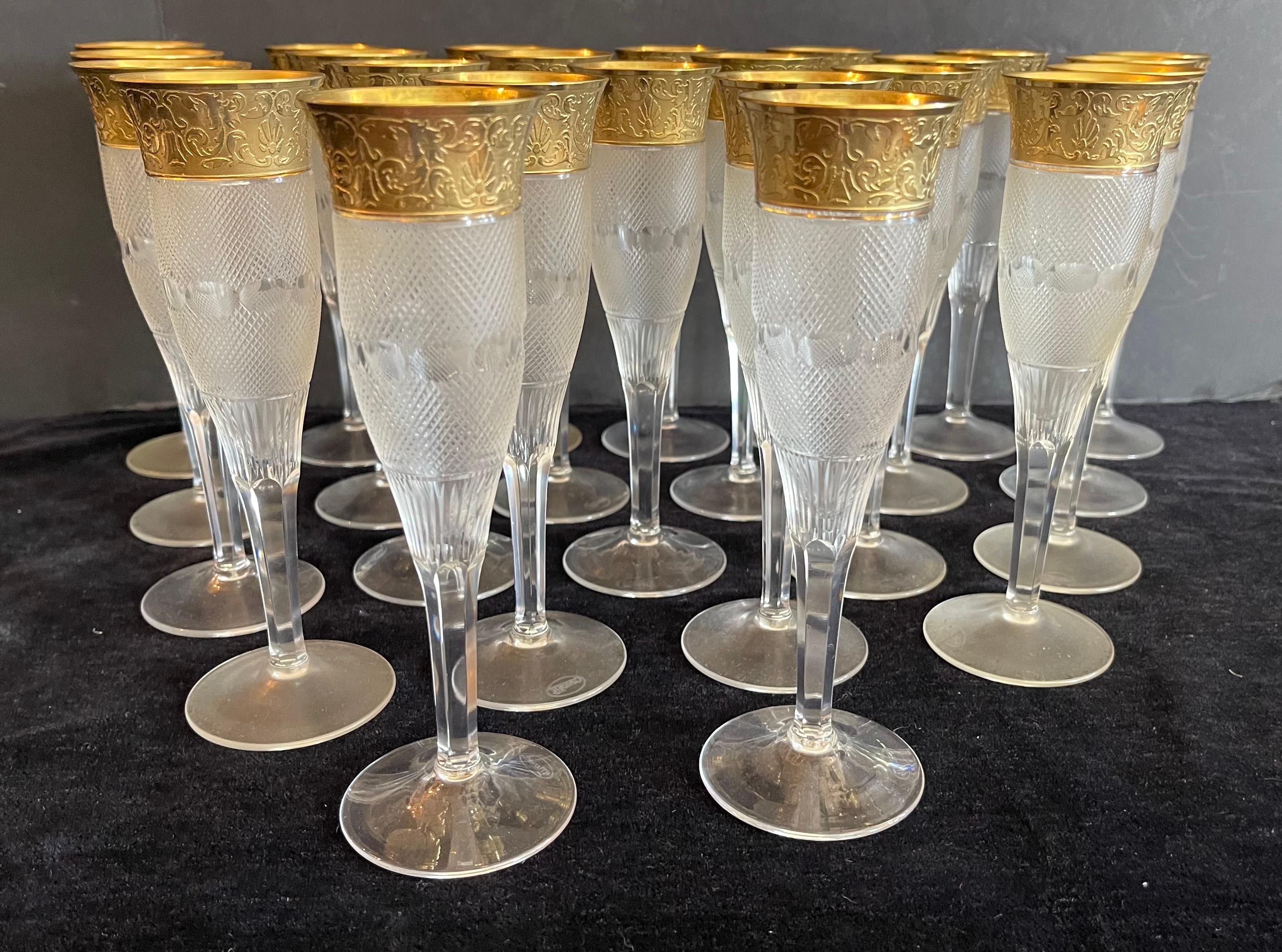 Merveilleux ensemble de 24 gobelets à champagne cannelés en cristal splendide de Moser et ornés d'une bordure en or 24K. Ce magnifique modèle a été conçu à l'origine en 1911 et est rapidement devenu le Magnum Opus des modèles de Moser. Le corps en