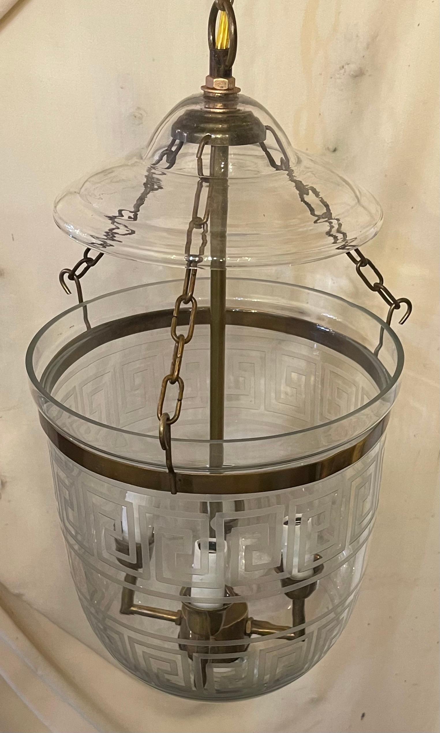 Merveilleux ensemble de 4 lanternes en laiton et verre gravé avec clé grecque. Chaque luminaire est équipé de 4 douilles Candelabra.

Chaque pièce est vendue séparément
4 Disponible 
