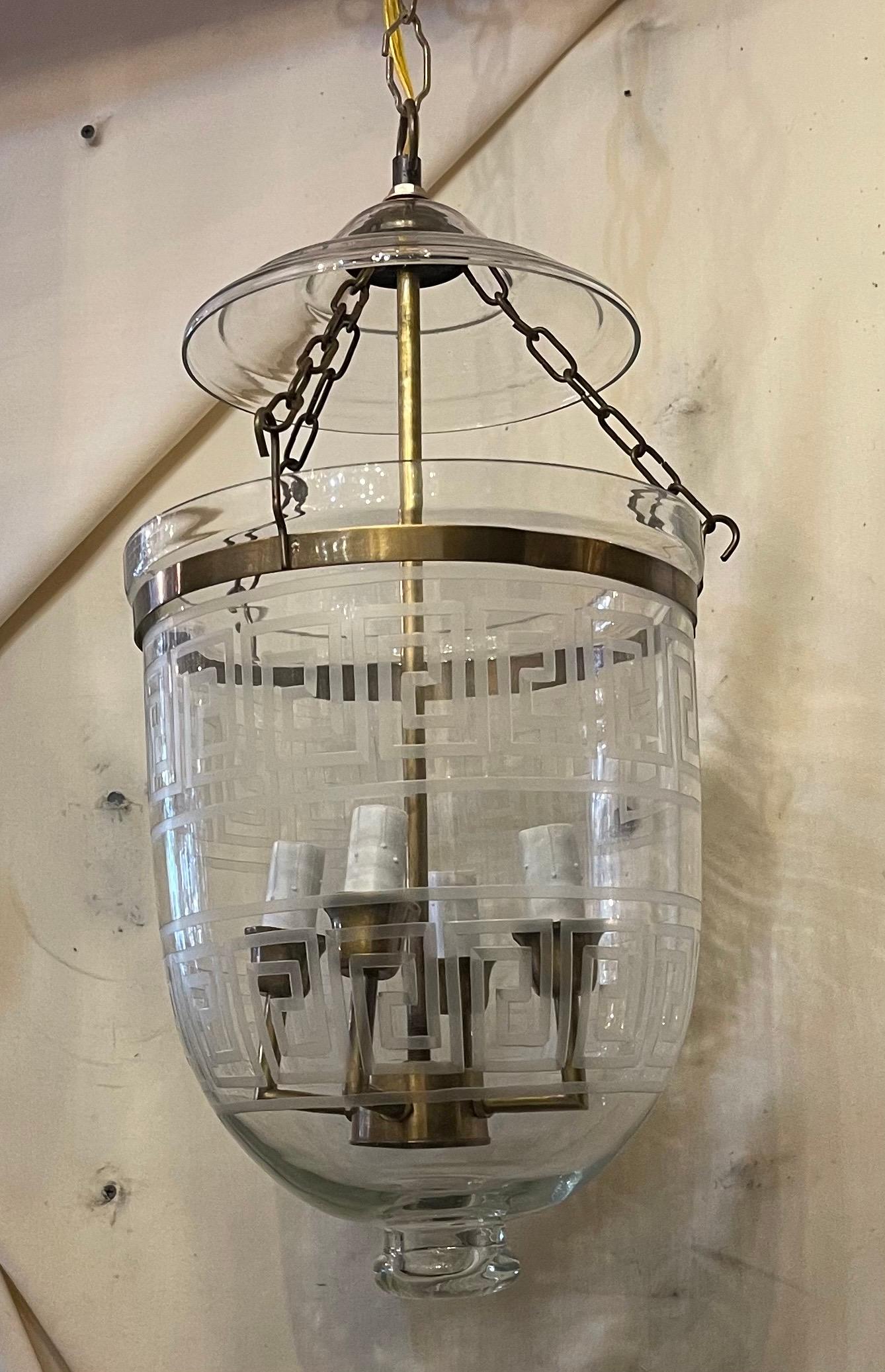 Regency Merveilleux ensemble de 4 lanternes lumineuses en laiton gravé de clés grecques en verre en forme de cloche en vente