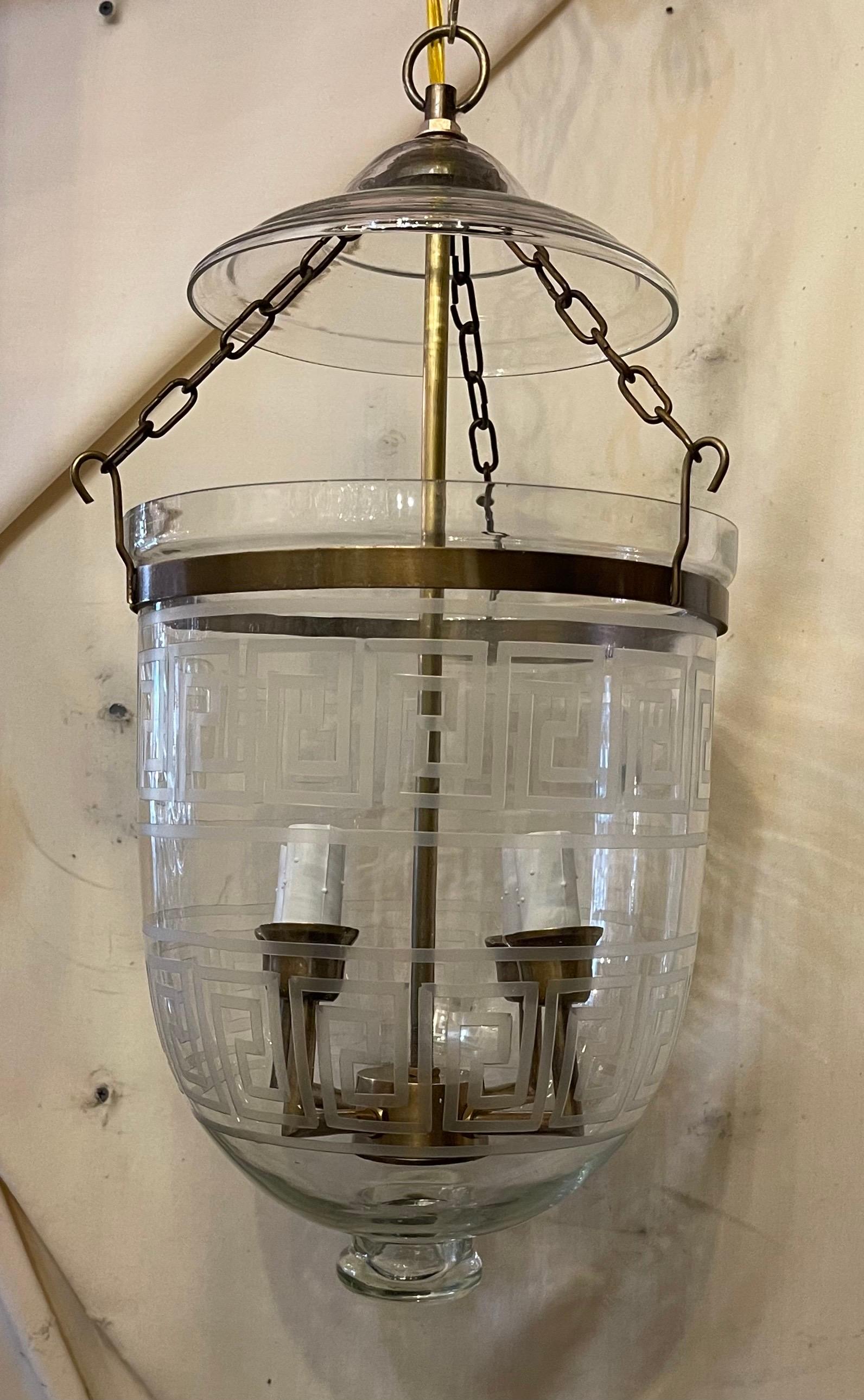 Buriné Merveilleux ensemble de 4 lanternes lumineuses en laiton gravé de clés grecques en verre en forme de cloche en vente