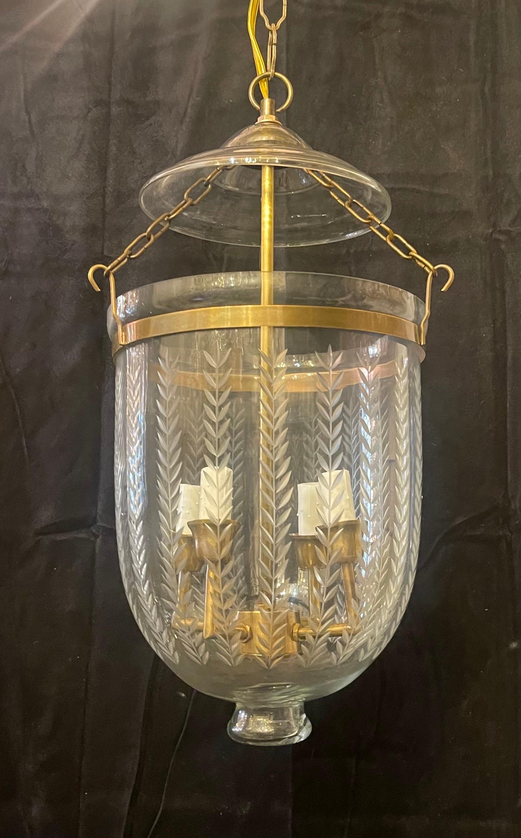 Eine wunderbare Reihe von 4 Messing & geätzte Laurel Leaf Glas Bell Jar Laternen Jede dieser Leuchten kommen mit 4 Candelabra Sockets.

Separat zu verkaufen
4 Verfügbar 