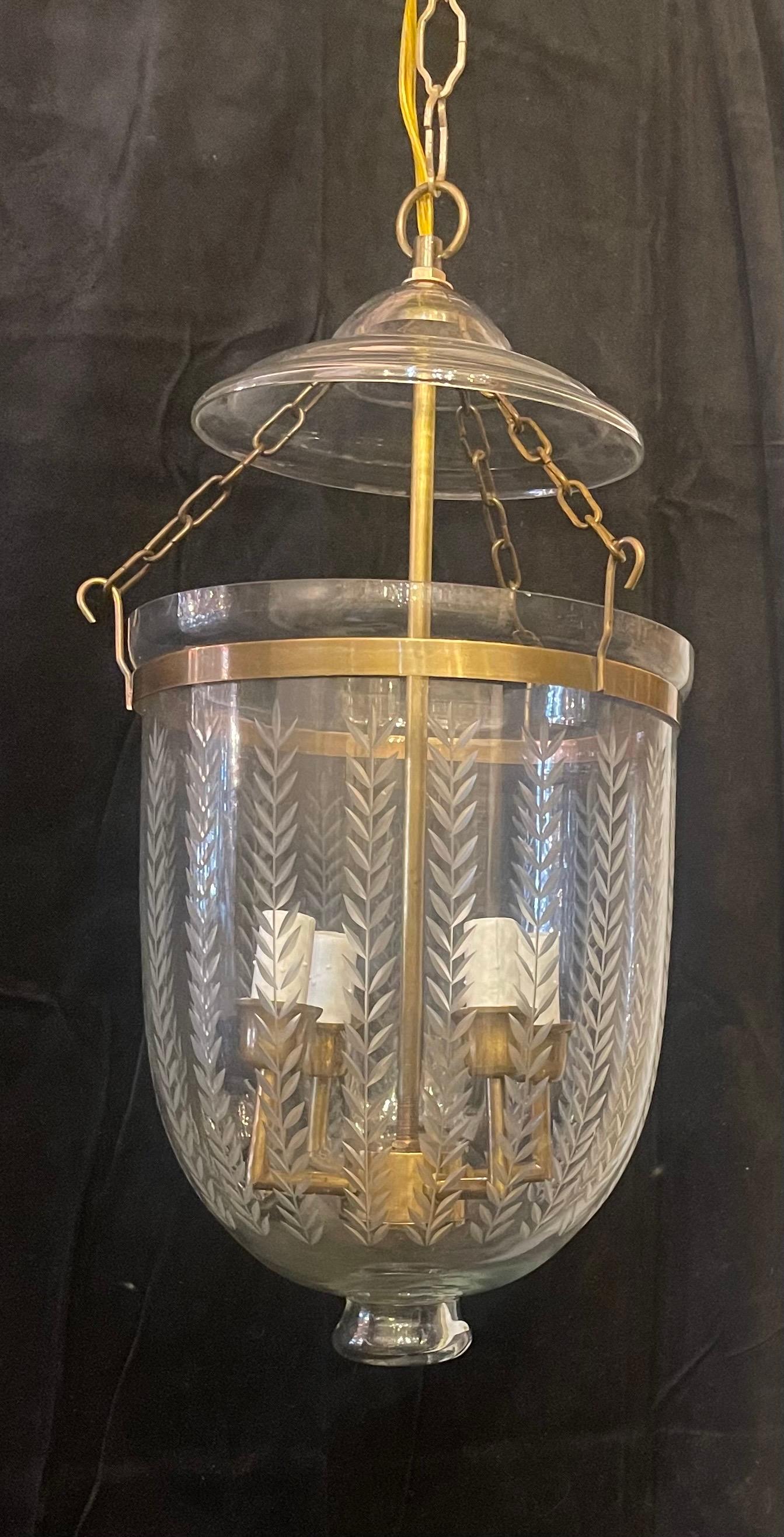 Wunderschönes Set 4 Messing geätzter Lorbeerblatt-Glas-Laternenleuchten aus Messing (Regency) im Angebot