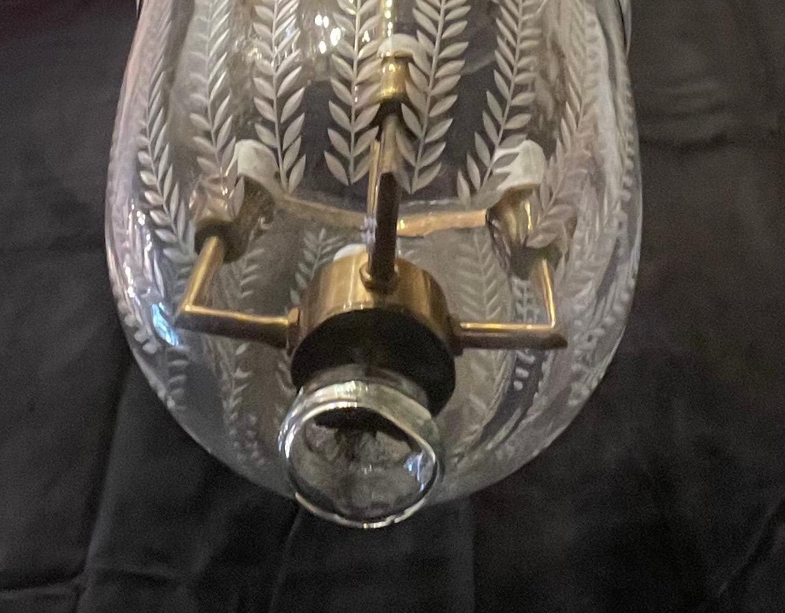Wunderschönes Set 4 Messing geätzter Lorbeerblatt-Glas-Laternenleuchten aus Messing im Zustand „Gut“ im Angebot in Roslyn, NY