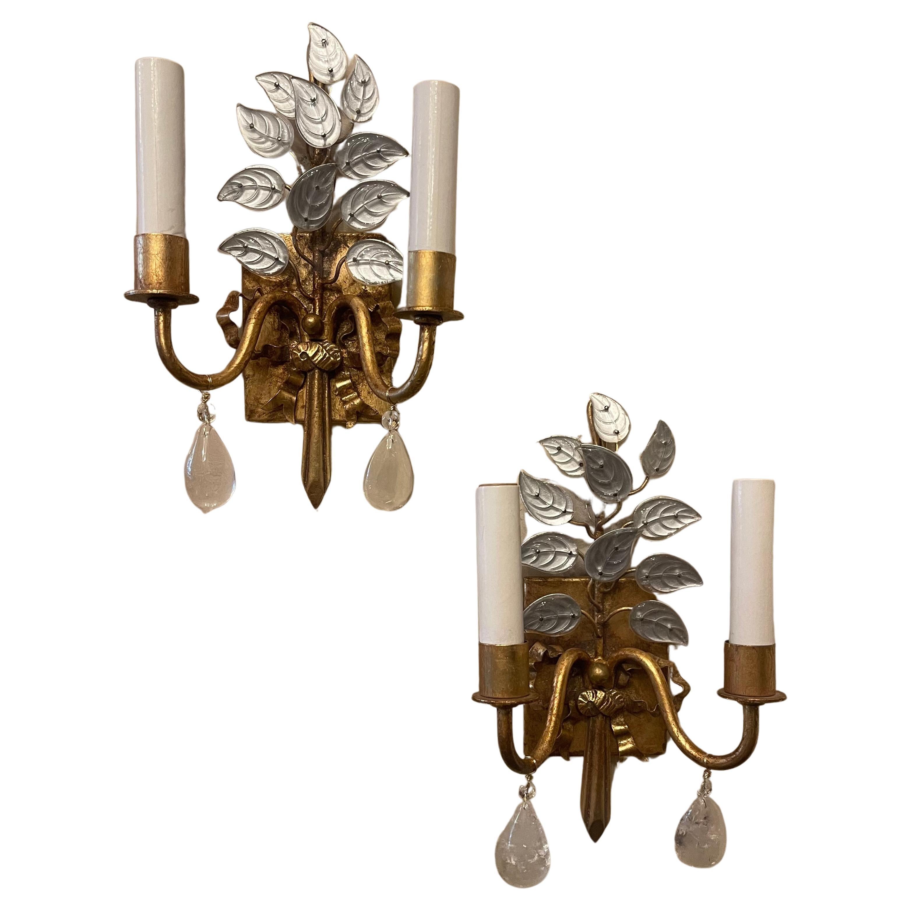 Un meraviglioso set di 4, due coppie di lampade da sole francesi in stile Maison Baguès dorate con gocce di cristallo di rocca e bouquet di foglie con retro a nastro.

Ogni coppia è venduta separatamente
4 lampade (2 coppie) disponibili