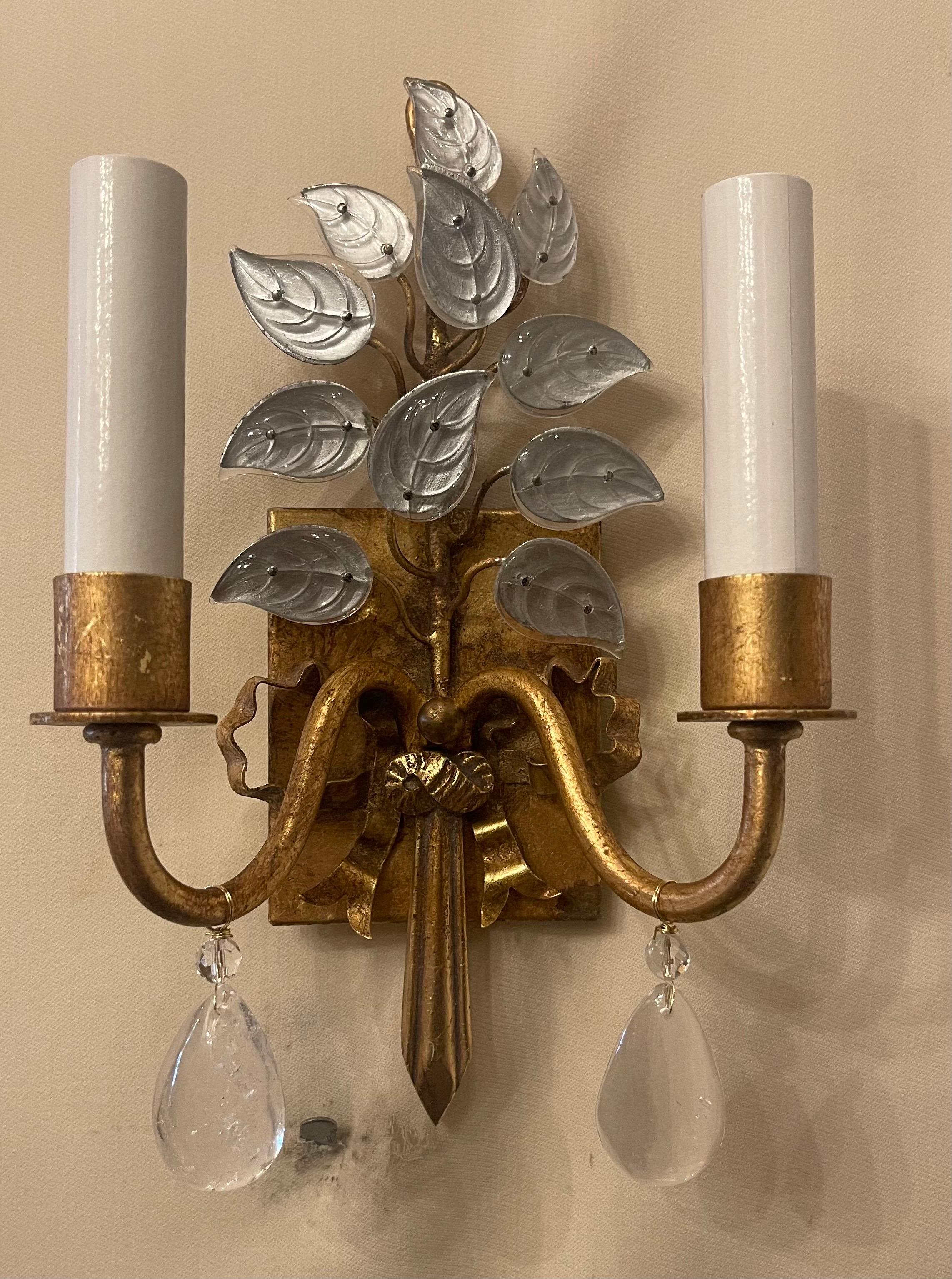 Belle Époque Meraviglioso set di 4 lampade Baguès francesi dorate in cristallo di rocca con bouquet di foglie e nastri in vendita