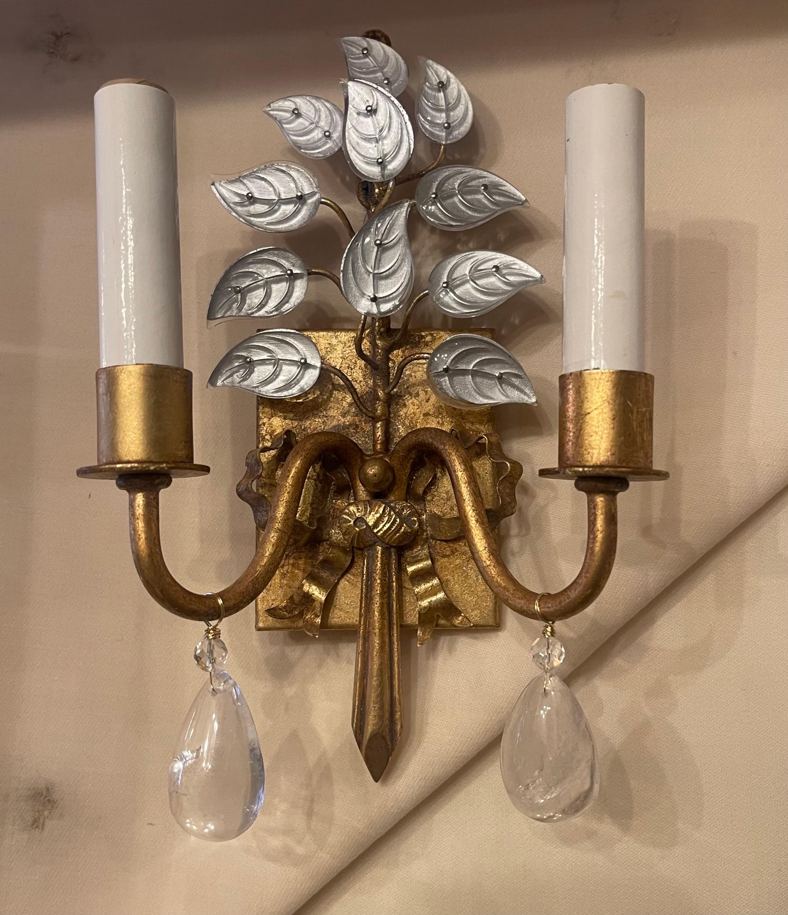 Dorato Meraviglioso set di 4 lampade Baguès francesi dorate in cristallo di rocca con bouquet di foglie e nastri in vendita