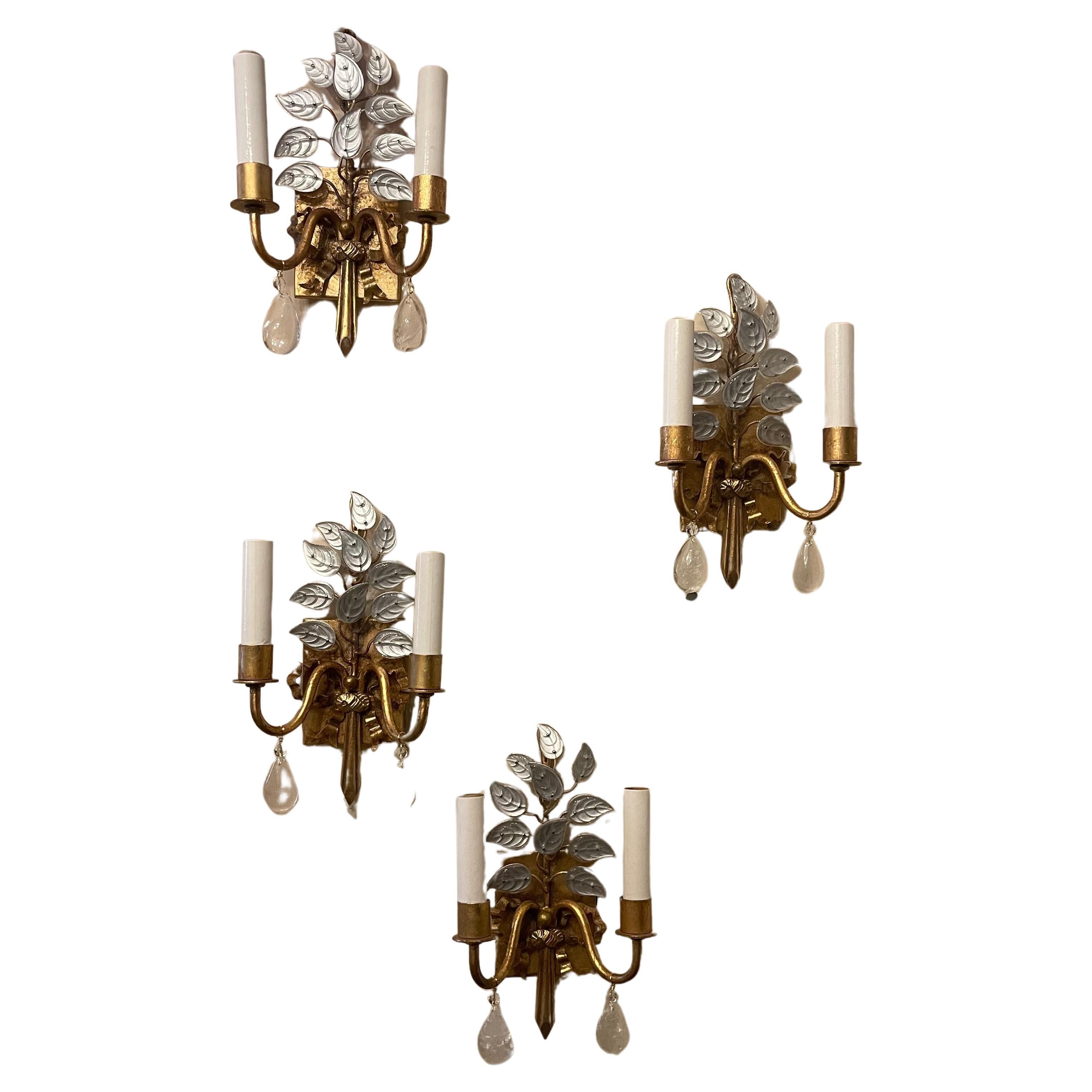 Meraviglioso set di 4 lampade Baguès francesi dorate in cristallo di rocca con bouquet di foglie e nastri in vendita