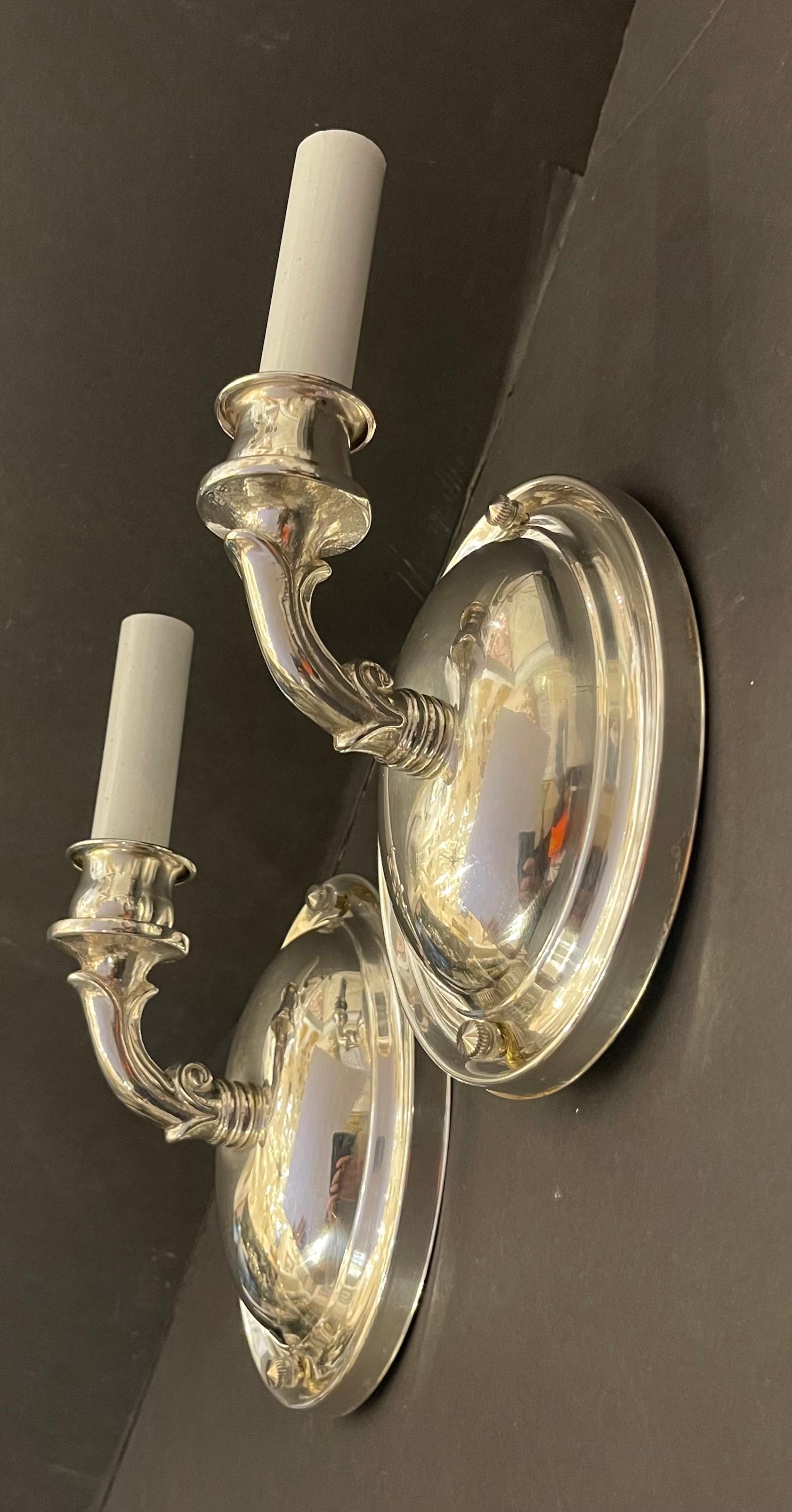 Merveilleux ensemble de 4 / deux paires d'appliques murales de style Art Nouveau à bras candélabre unique en chrome/nickel à la manière de Vaughan